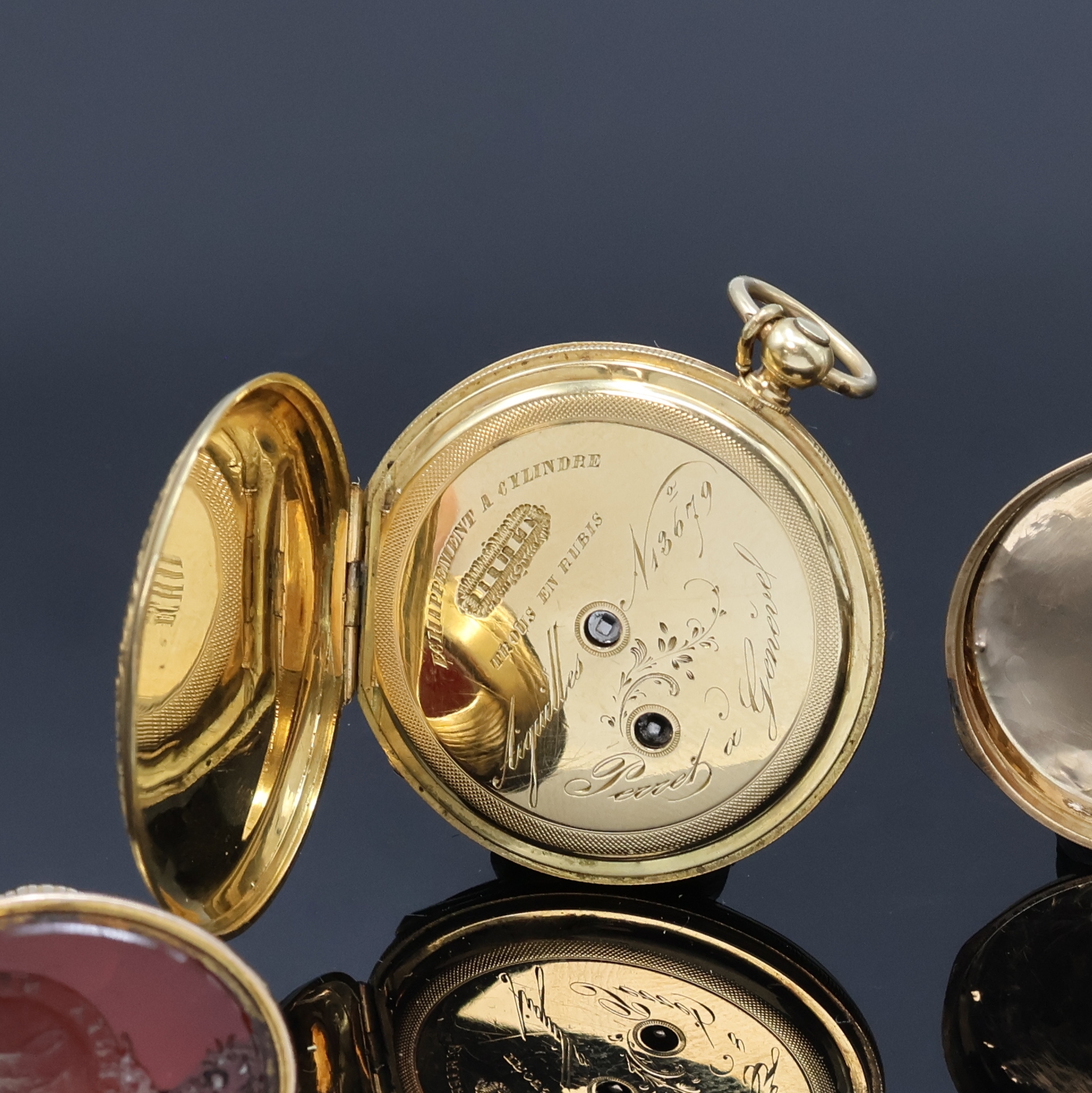 Detail g: 3 Damentaschenuhren in RG/GG 585/000 und 1 vergoldete Petschaft, Schweiz um 1840 - 1900, 2 offene guill. Geh. m. Metallcuvette, Kronenaufzug, 1 x ...