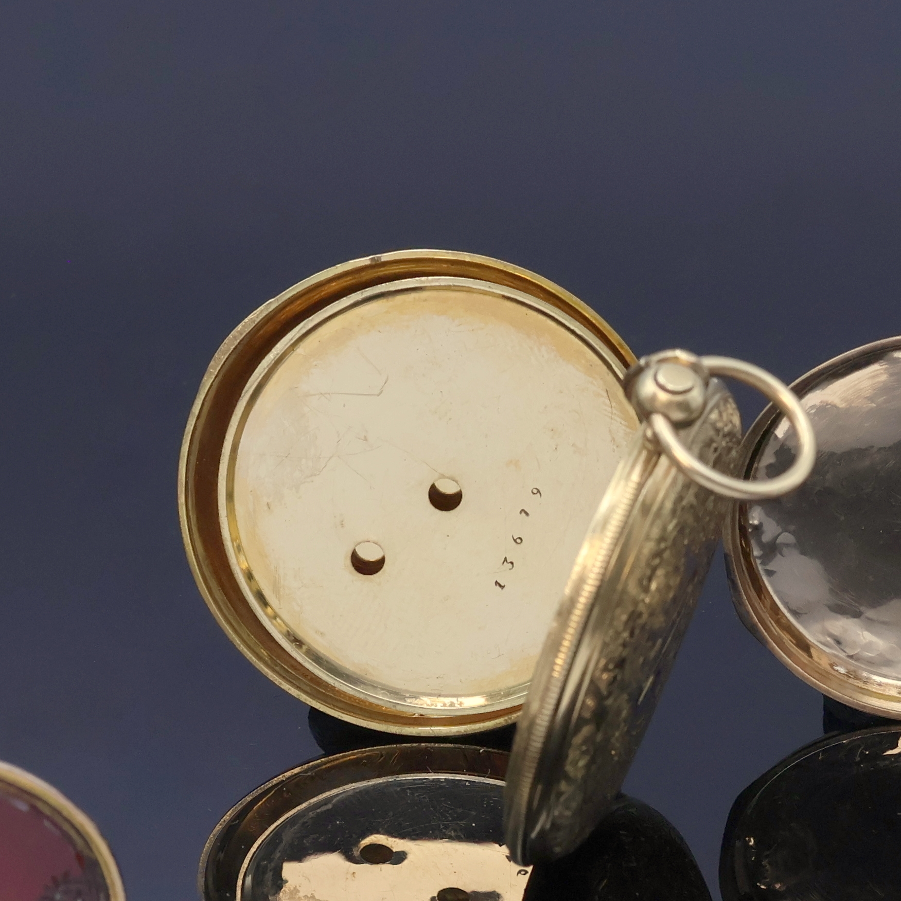 Detail h: 3 Damentaschenuhren in RG/GG 585/000 und 1 vergoldete Petschaft, Schweiz um 1840 - 1900, 2 offene guill. Geh. m. Metallcuvette, Kronenaufzug, 1 x ...