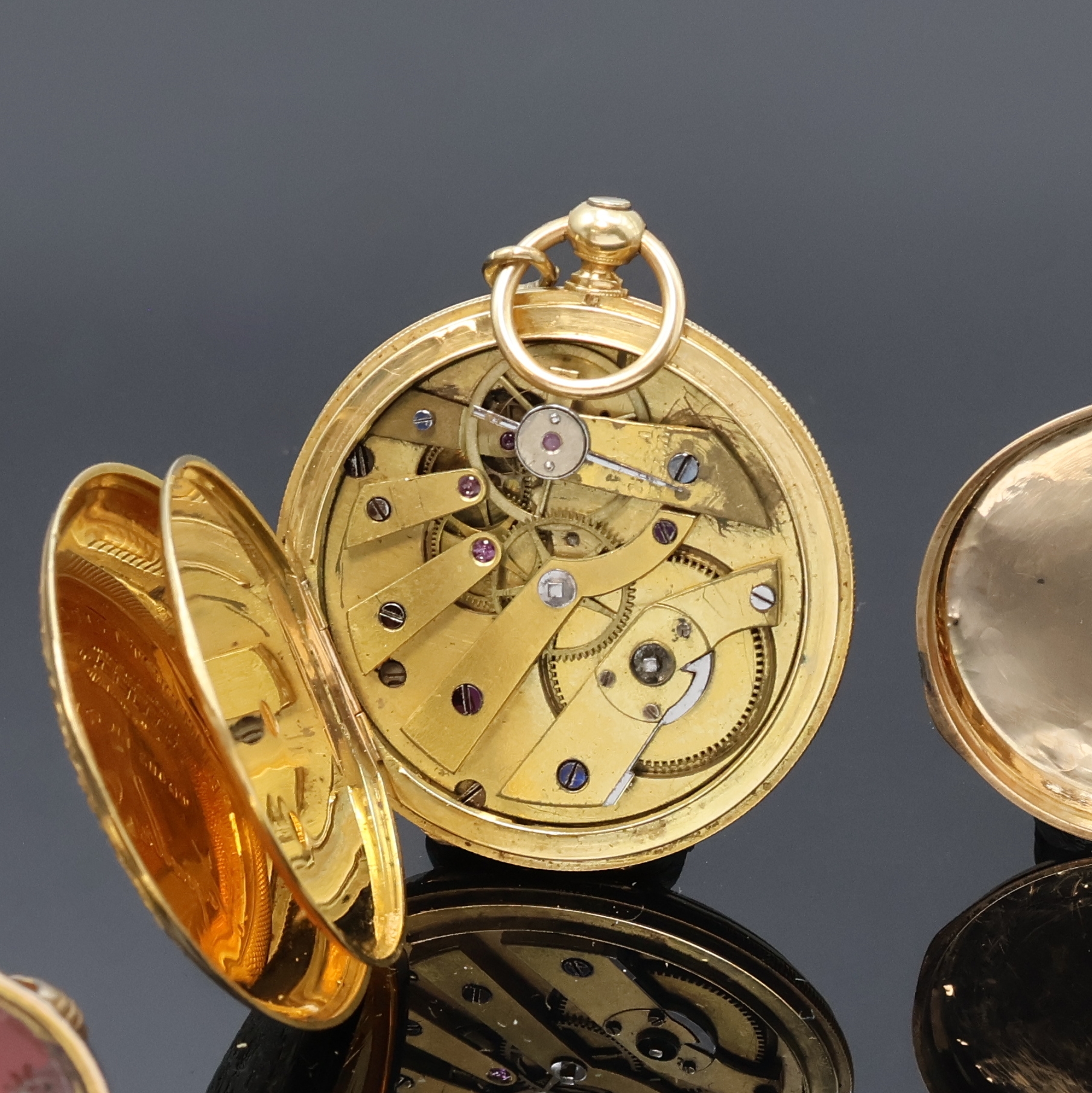 Detail i: 3 Damentaschenuhren in RG/GG 585/000 und 1 vergoldete Petschaft, Schweiz um 1840 - 1900, 2 offene guill. Geh. m. Metallcuvette, Kronenaufzug, 1 x ...