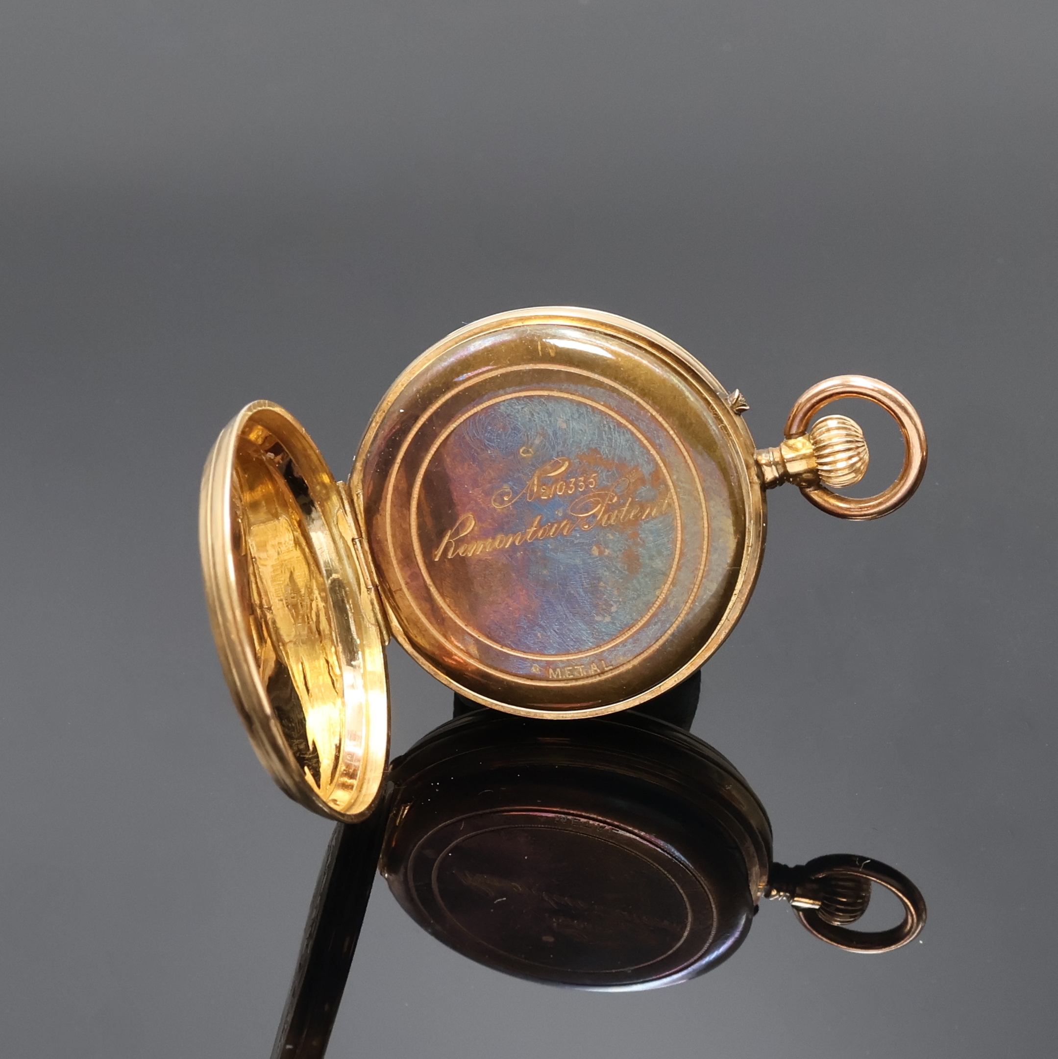 Detail k: 3 Damentaschenuhren in RG/GG 585/000 und 1 vergoldete Petschaft, Schweiz um 1840 - 1900, 2 offene guill. Geh. m. Metallcuvette, Kronenaufzug, 1 x ...