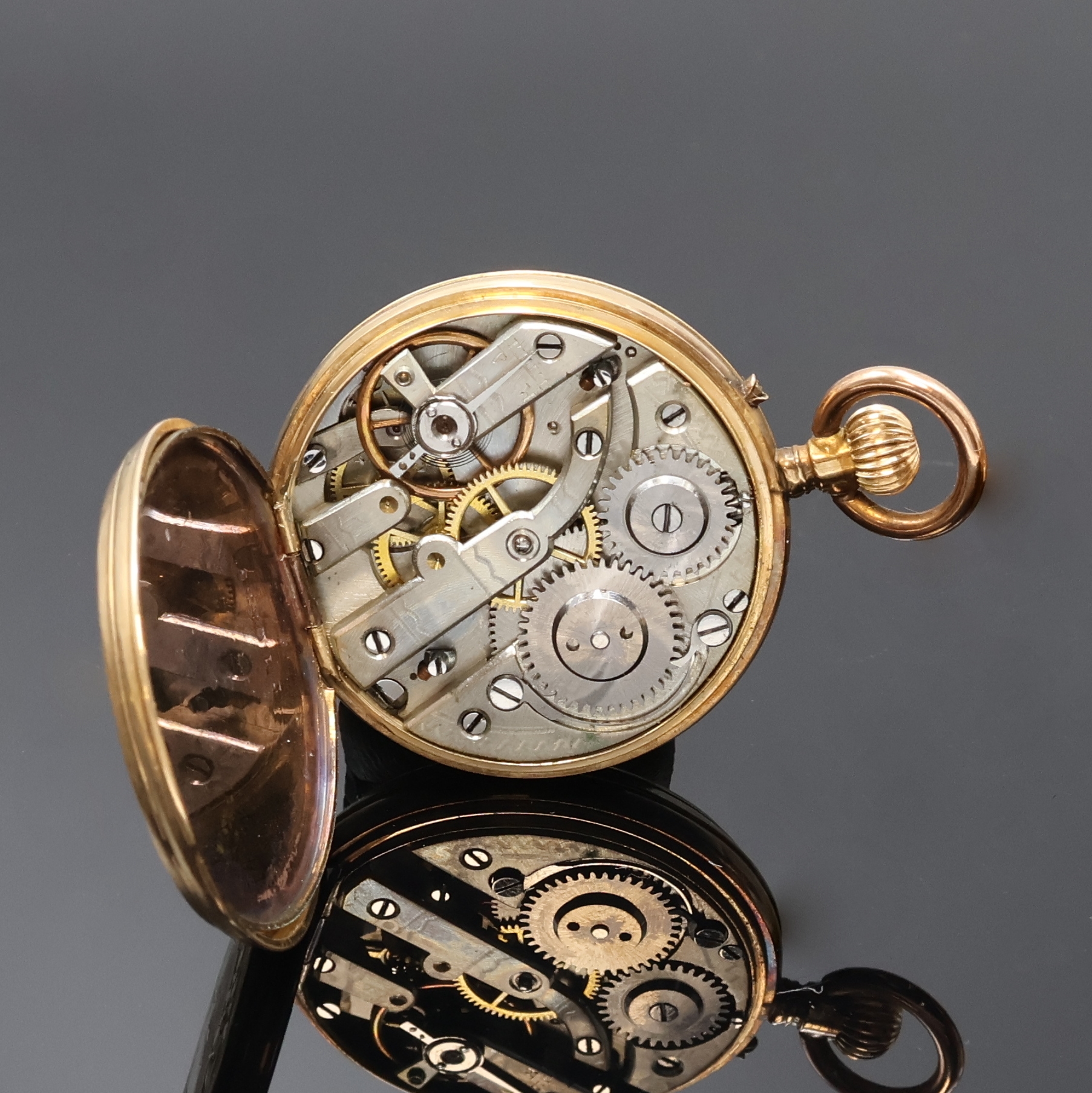 Detail l: 3 Damentaschenuhren in RG/GG 585/000 und 1 vergoldete Petschaft, Schweiz um 1840 - 1900, 2 offene guill. Geh. m. Metallcuvette, Kronenaufzug, 1 x ...