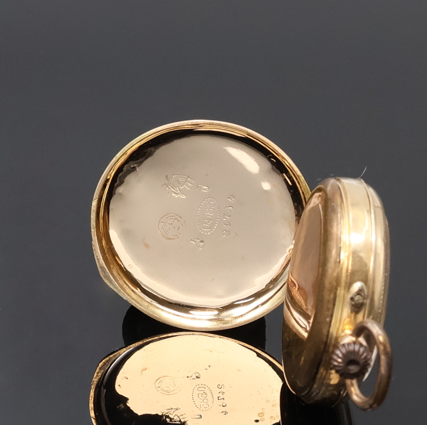Detail m: 3 Damentaschenuhren in RG/GG 585/000 und 1 vergoldete Petschaft, Schweiz um 1840 - 1900, 2 offene guill. Geh. m. Metallcuvette, Kronenaufzug, 1 x ...
