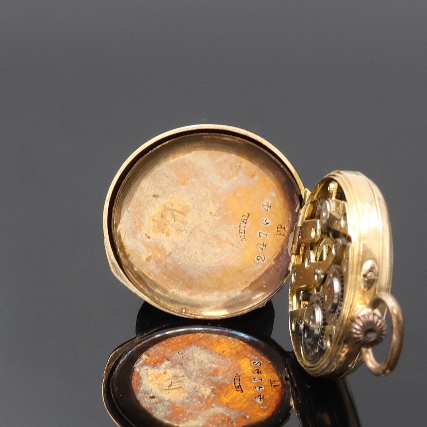 Detail o: 3 Damentaschenuhren in RG/GG 585/000 und 1 vergoldete Petschaft, Schweiz um 1840 - 1900, 2 offene guill. Geh. m. Metallcuvette, Kronenaufzug, 1 x ...