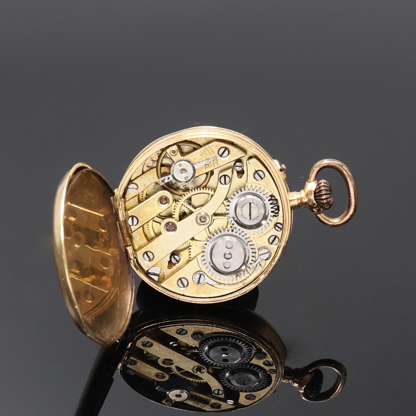 Detail p: 3 Damentaschenuhren in RG/GG 585/000 und 1 vergoldete Petschaft, Schweiz um 1840 - 1900, 2 offene guill. Geh. m. Metallcuvette, Kronenaufzug, 1 x ...