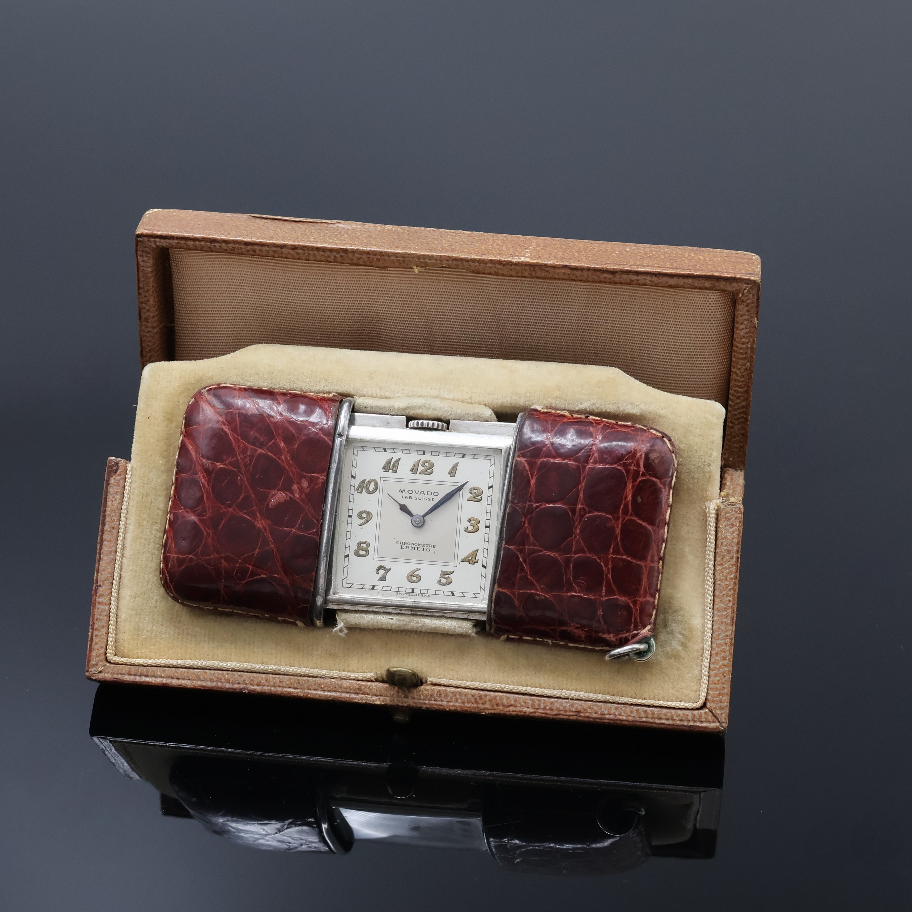 MOVADO Ermeto in Silber im original Etui, Schweiz um 1930, Handaufzug, Leder-bezogenes Schiebe-Geh., silb. Duoton-Zifferbl., Breguet- Leuchtzahlen, ...
