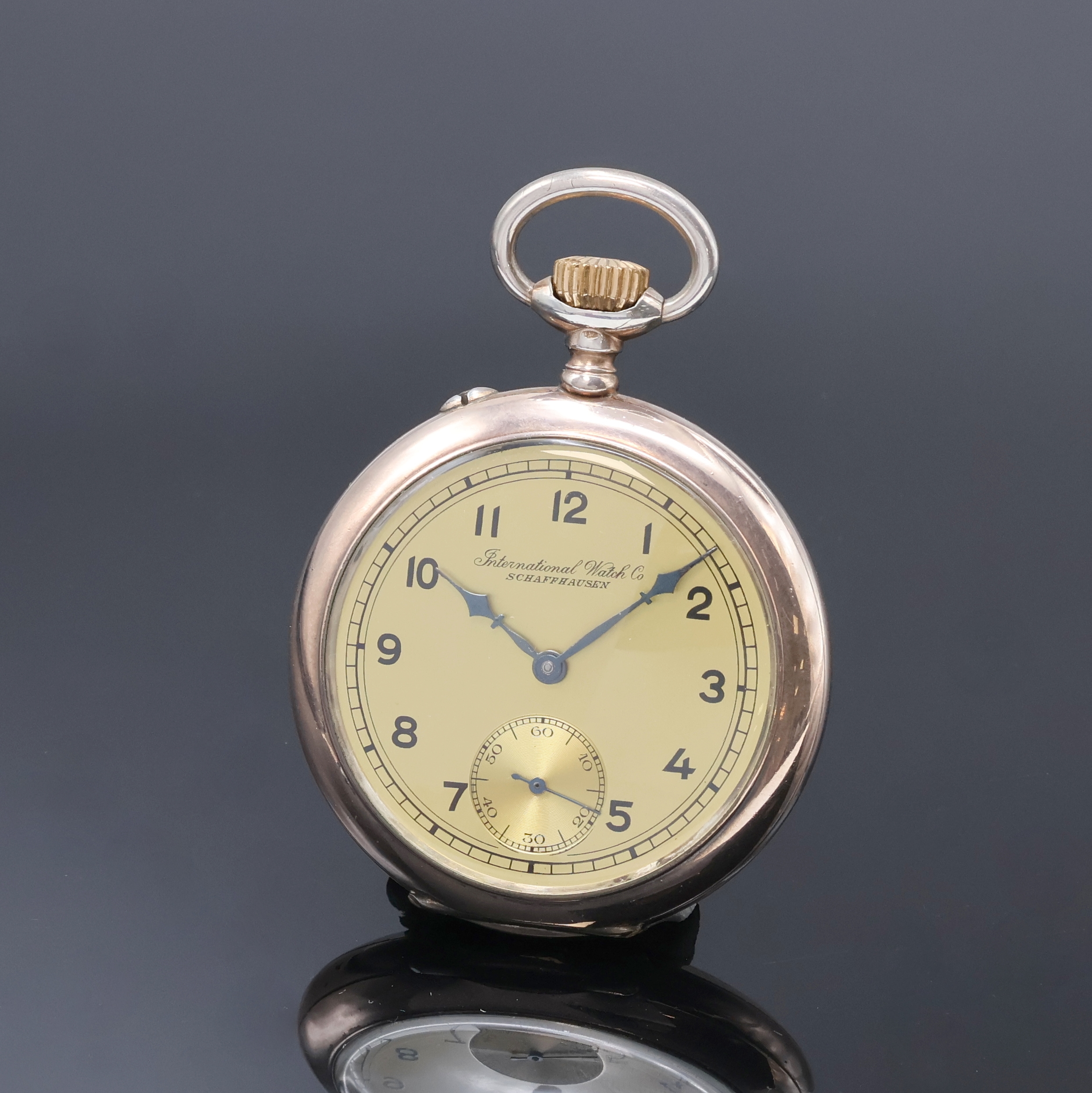 Image 27059145 - IWC offene Silbertaschenuhr, Schweiz um 1910, guill. Geh. m. vergold. Rändern, gold. ...