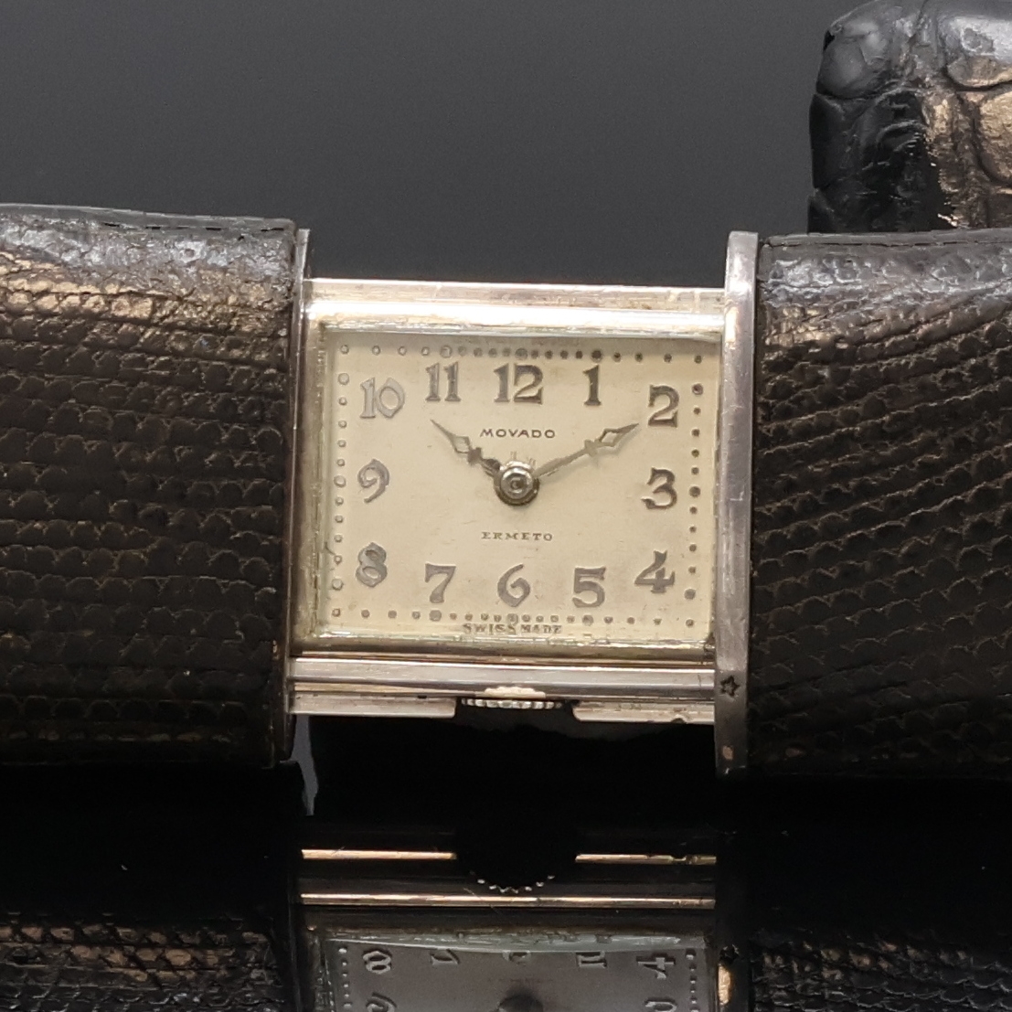Detail a: 2 MOVADO Ermeto Schiebeührchen in Silber und Nickel, Schweiz um 1930 / 1960, Schiebeaufzug, Leder-bezogene Geh., silb. Zifferbl. m. silb. Zahlen / ...