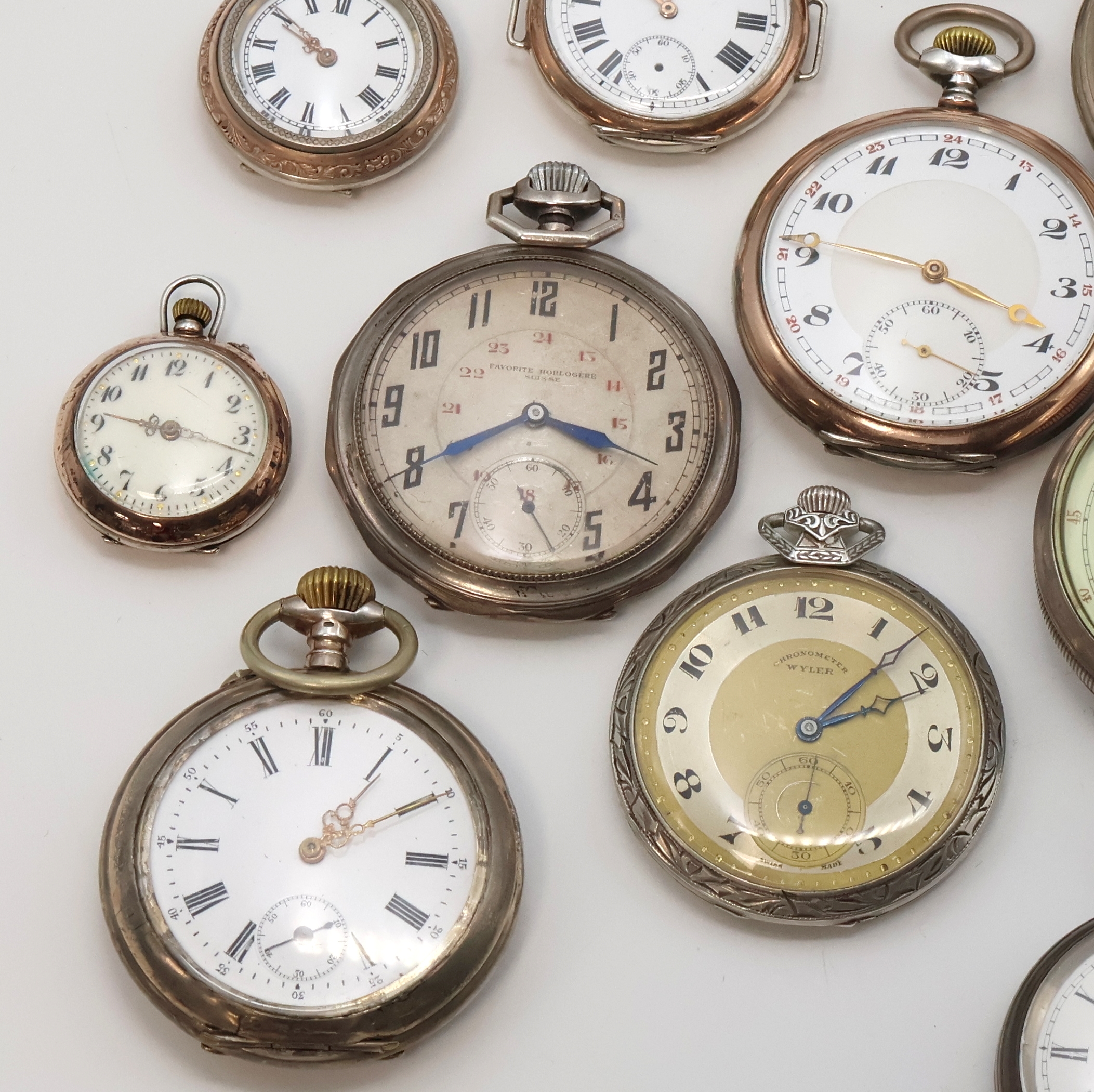 Detail c: 20 offene Silbertaschenuhren Gewicht ca. 1.130g, Schweiz/England/USA um 1890 bis 1930, glatt/guill. Geh. ber./dell., 16 x Emailzifferbl., 4 x ...