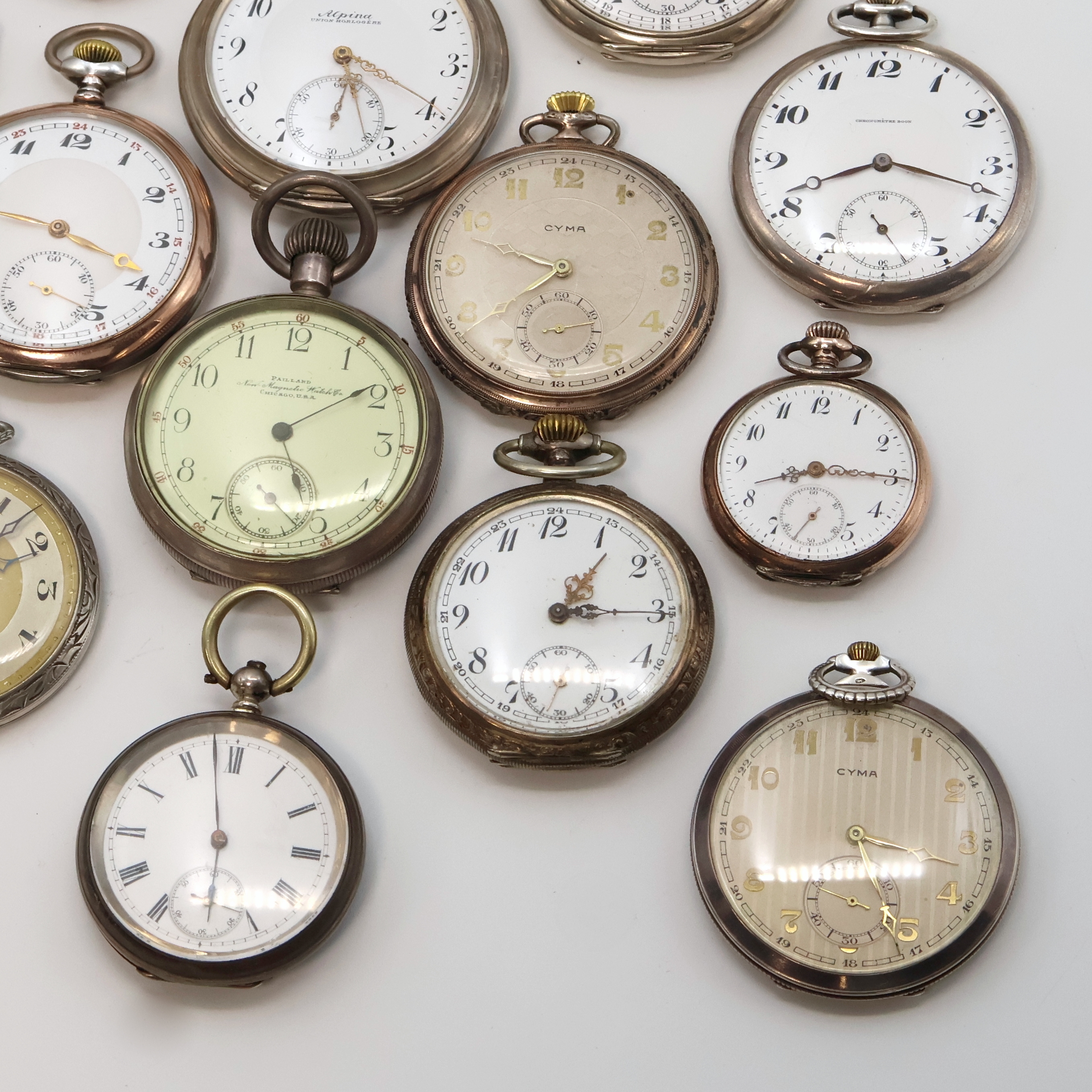 Detail d: 20 offene Silbertaschenuhren Gewicht ca. 1.130g, Schweiz/England/USA um 1890 bis 1930, glatt/guill. Geh. ber./dell., 16 x Emailzifferbl., 4 x ...