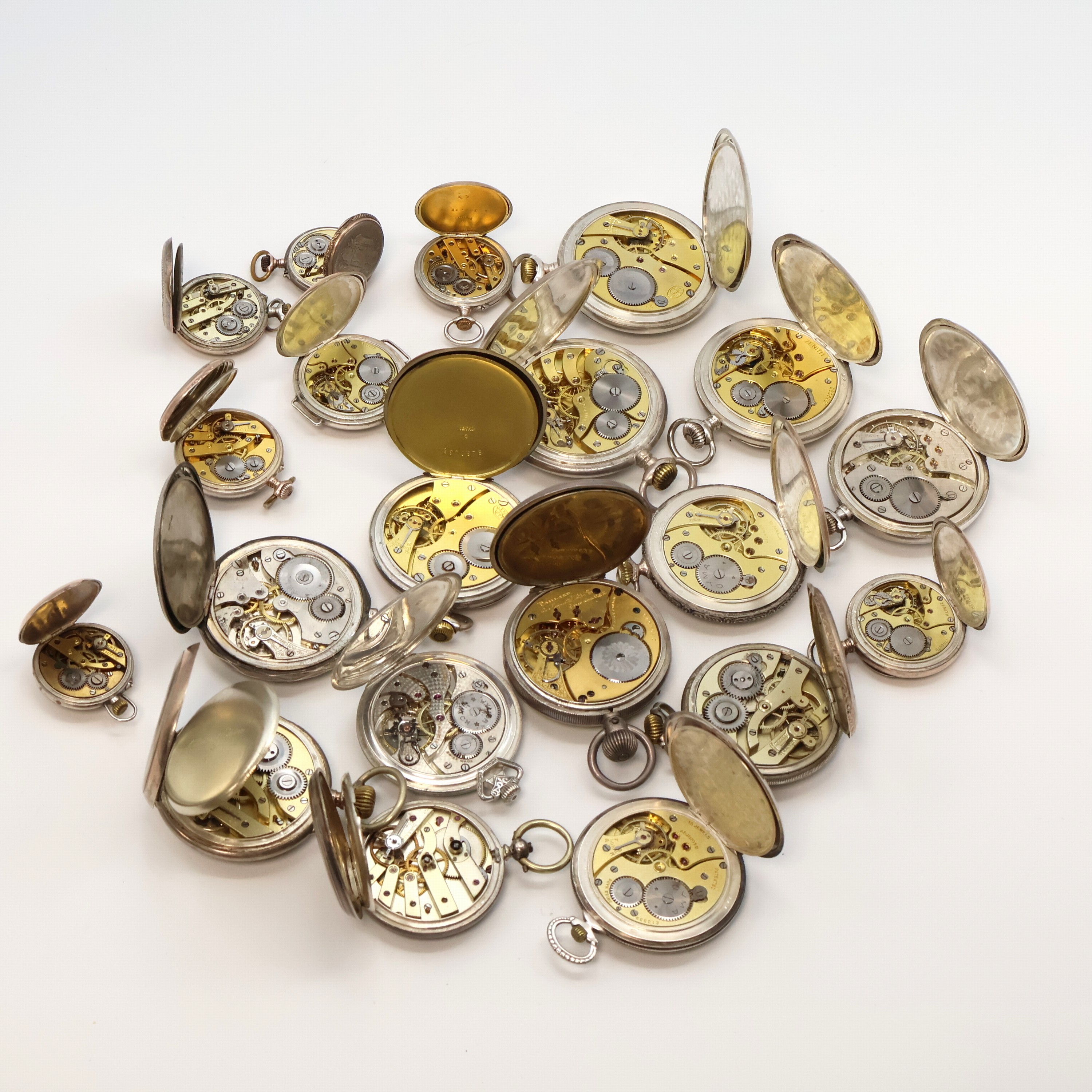 Detail f: 20 offene Silbertaschenuhren Gewicht ca. 1.130g, Schweiz/England/USA um 1890 bis 1930, glatt/guill. Geh. ber./dell., 16 x Emailzifferbl., 4 x ...