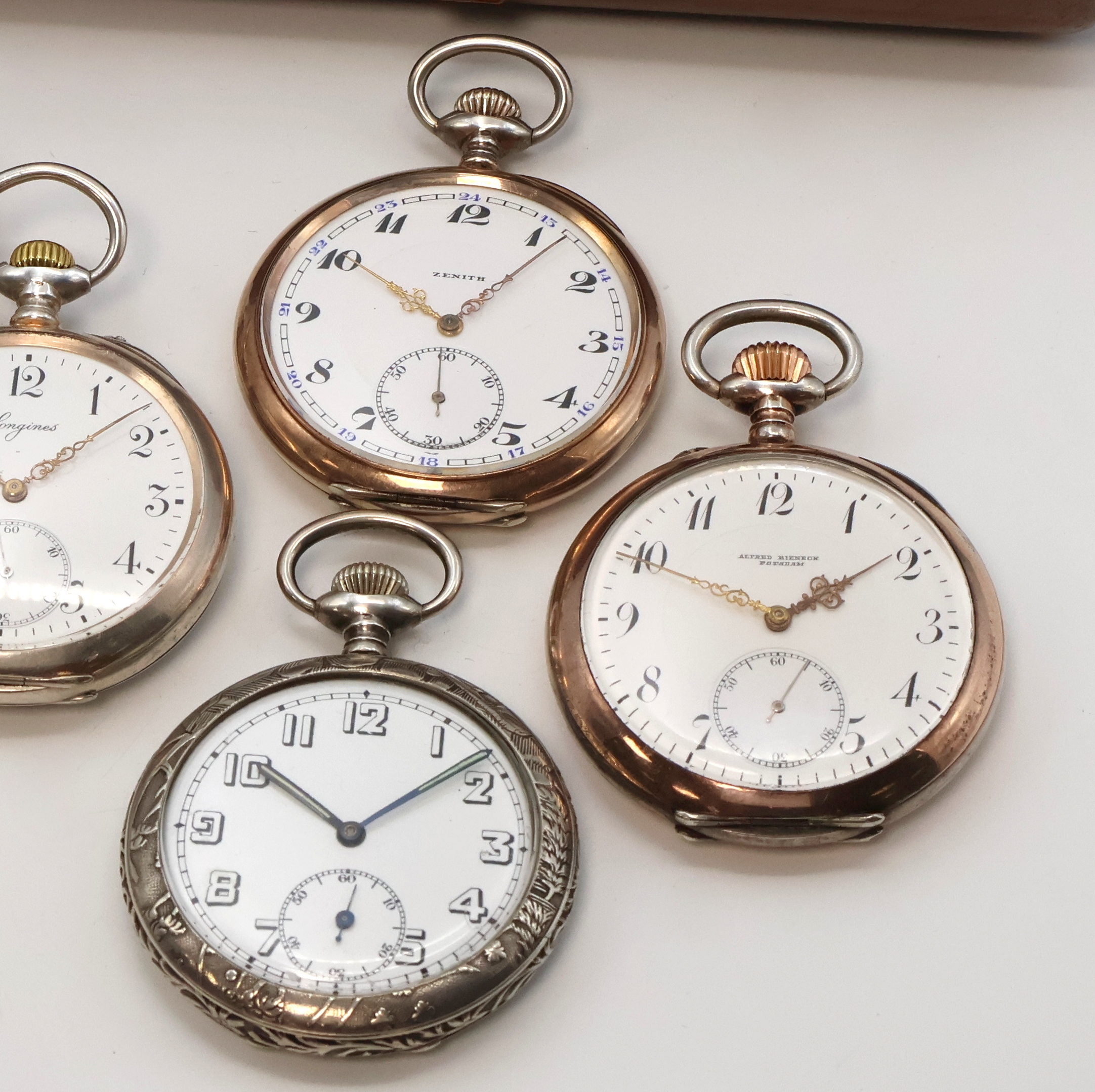 Detail a: 5 offene Silbertaschenuhren, Schweiz um 1910, Geh. dell., 4 x guill. und 1 x floral grav., Emailzifferbl. teils. riss., arab. Zahlen, kl. Sek. bei 6, ...