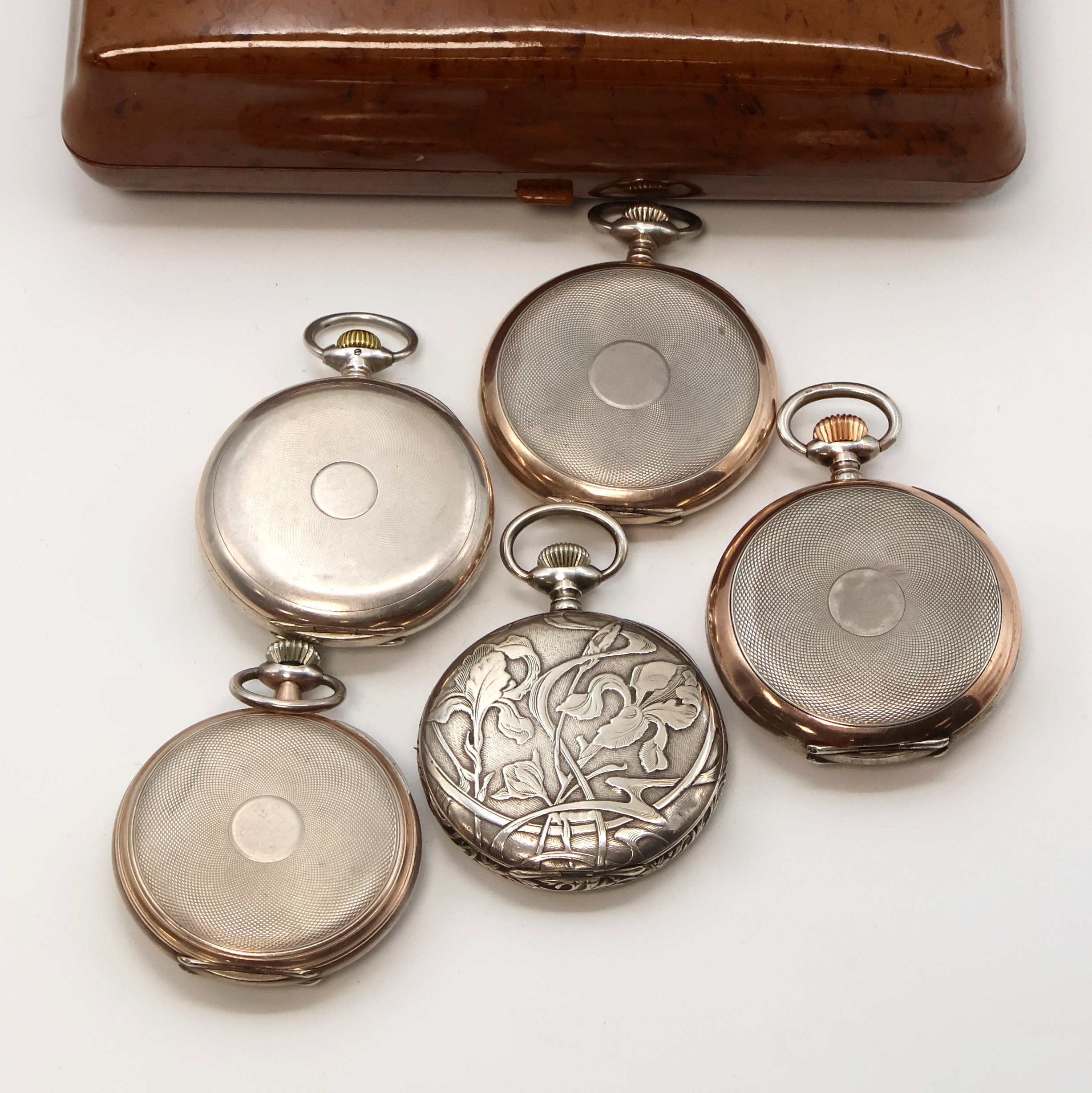 Detail c: 5 offene Silbertaschenuhren, Schweiz um 1910, Geh. dell., 4 x guill. und 1 x floral grav., Emailzifferbl. teils. riss., arab. Zahlen, kl. Sek. bei 6, ...