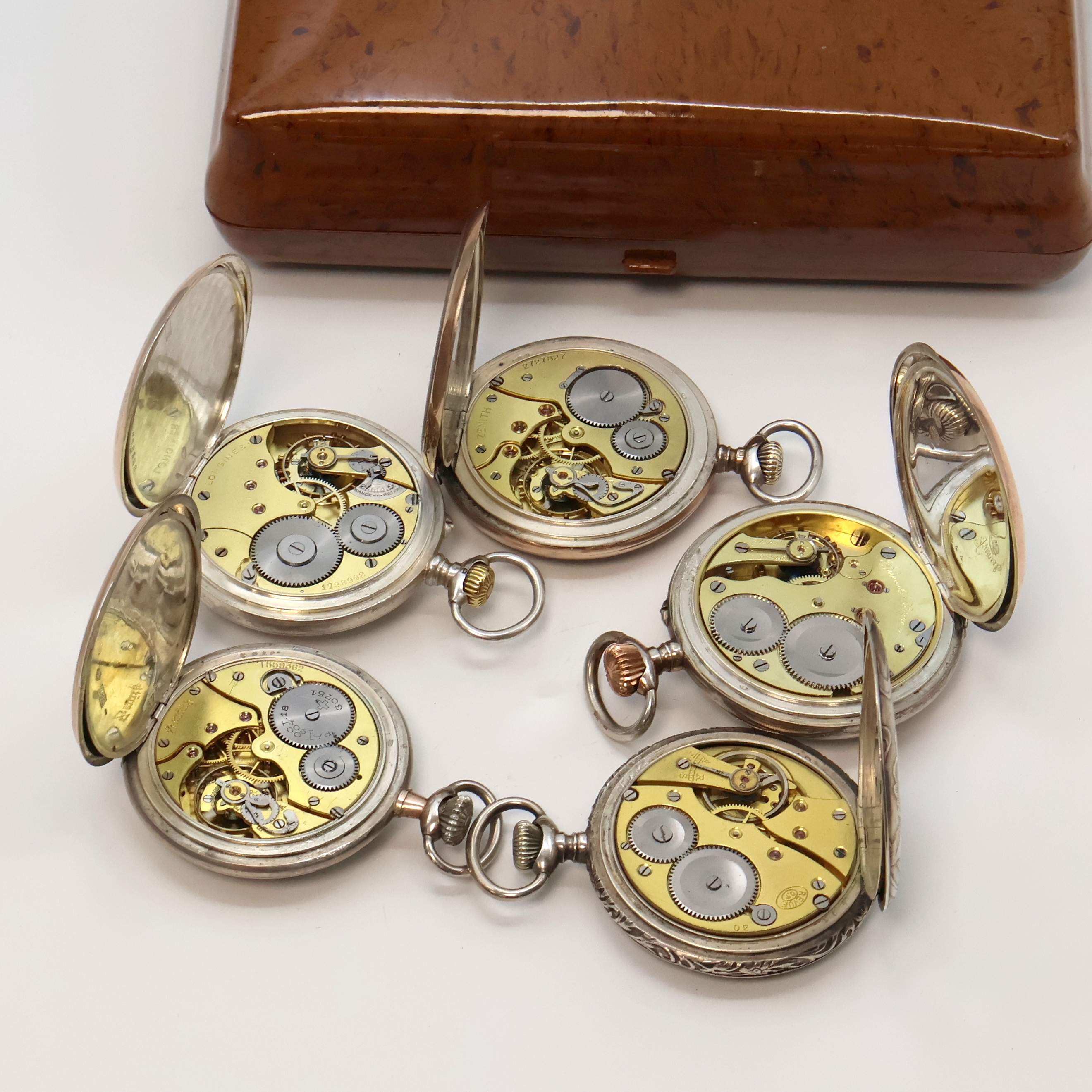 Detail d: 5 offene Silbertaschenuhren, Schweiz um 1910, Geh. dell., 4 x guill. und 1 x floral grav., Emailzifferbl. teils. riss., arab. Zahlen, kl. Sek. bei 6, ...