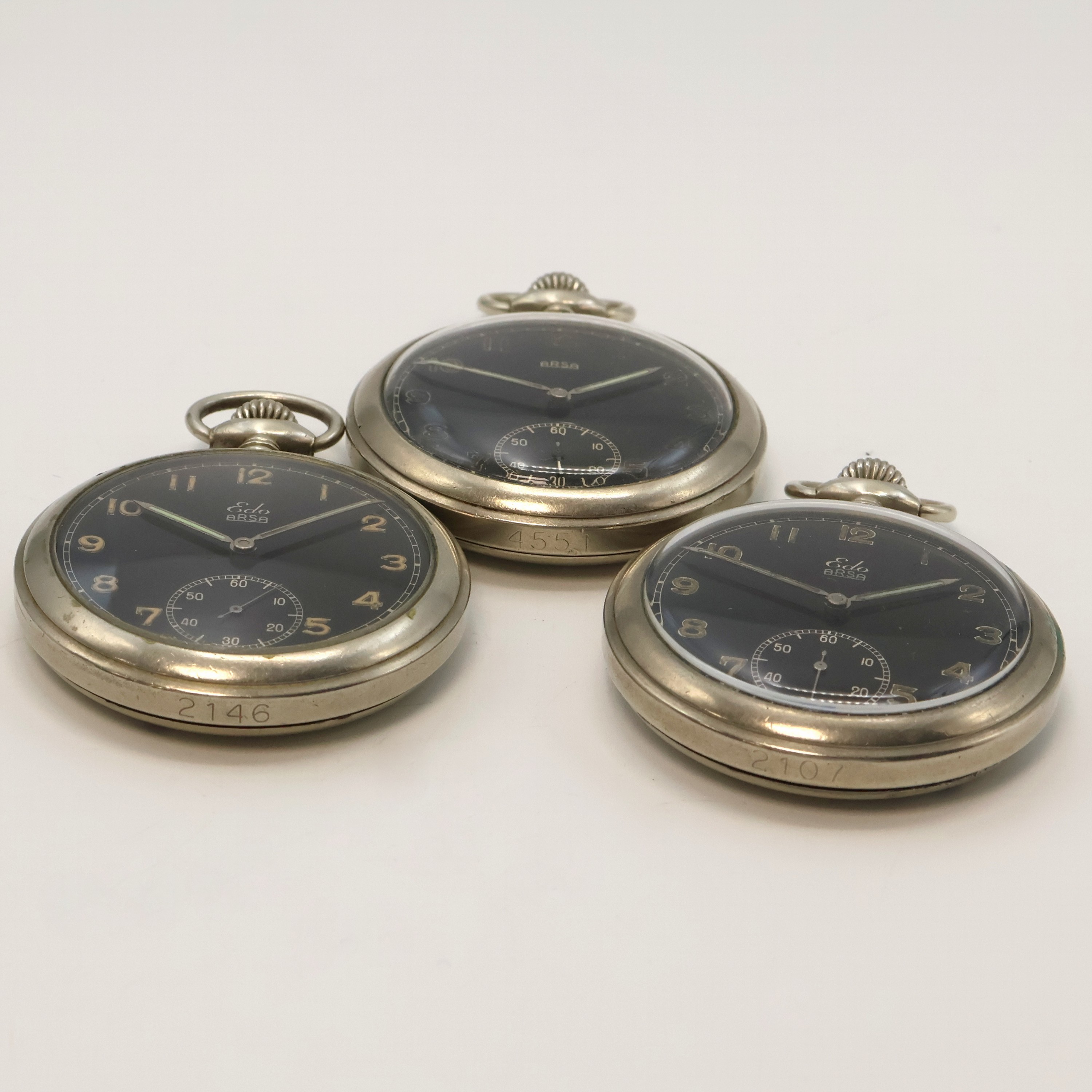 Detail e: 5 Militär-Taschenuhren im Nickelgehäuse, Schweiz um 1940, Geh. 4 x verschraubt, 1 x gedrückt mit Militärgravur, 4 x mit schwarzem ...