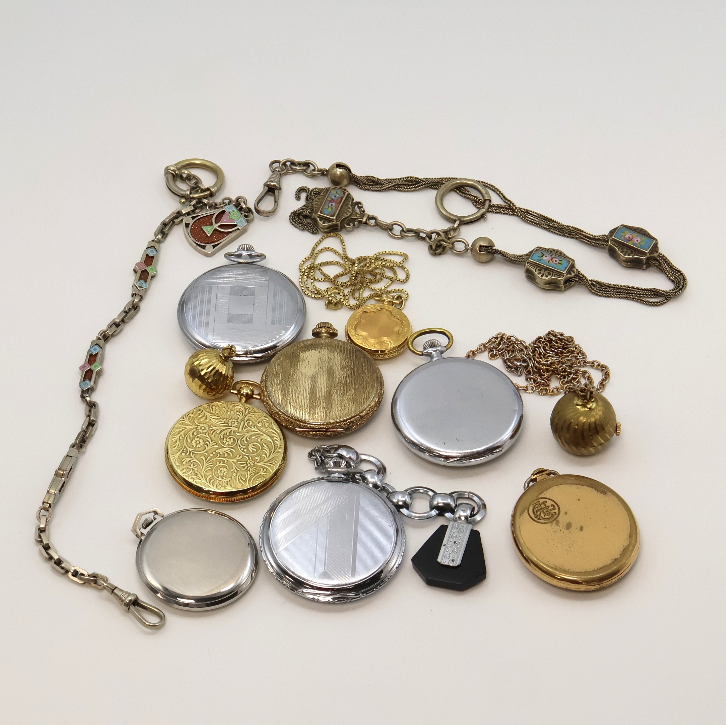 Detail c: 8 offen Taschenuhren, 2 Kugeluhren und 2 Ketten, Schweiz um 1910 bis 1990, vernickelte/vergoldete Gehäuse, 9 x Handaufzug, 1 x quarz, Marken wie: ...