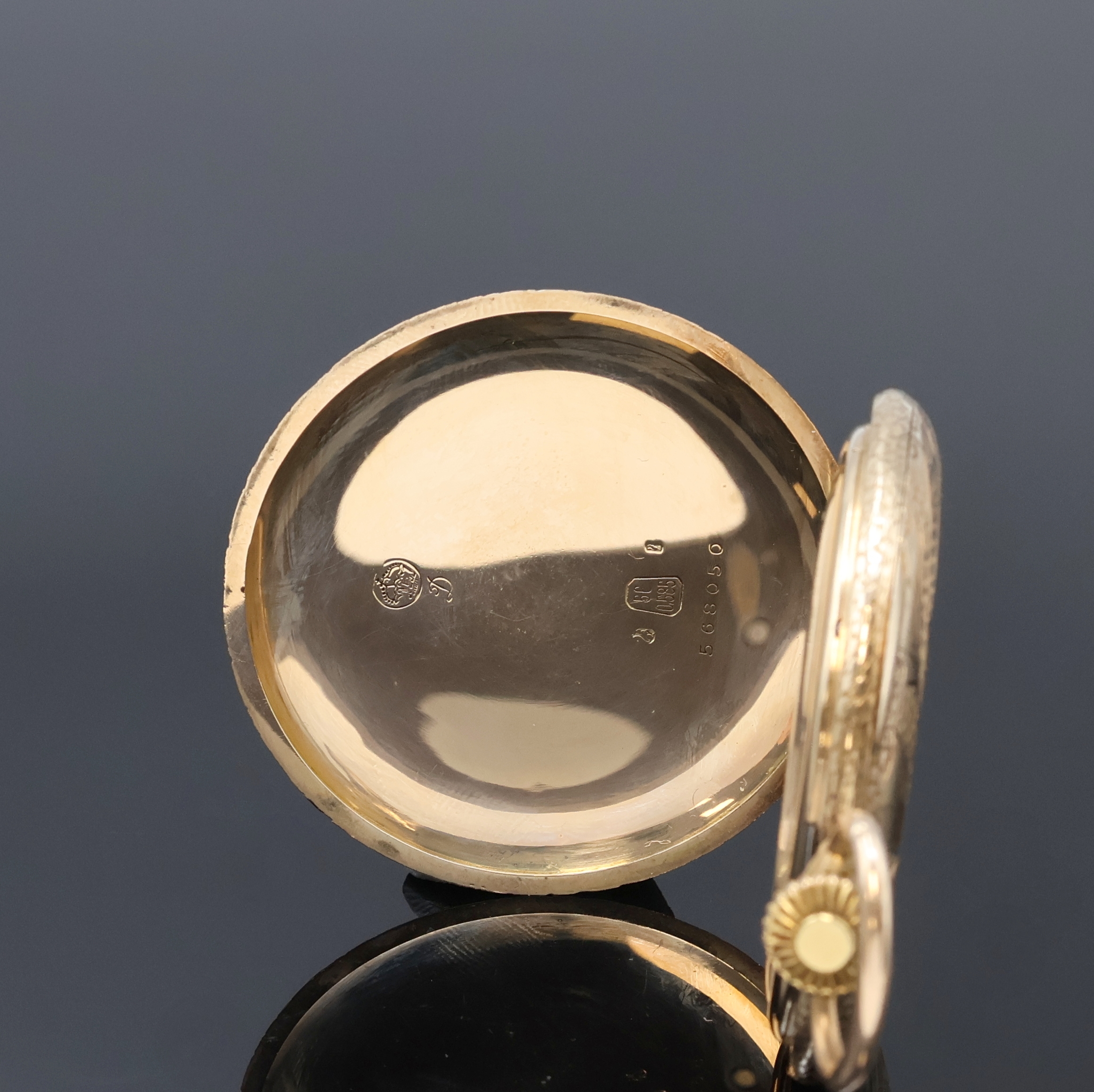 Detail a: MOVADO Savonette Herrentaschenuhr in RG 585/000, Schweiz um 1930, floral graviertes 3-Deckel Goldgeh., verg. Metallzifferbl. strahlen-guill., kl. ...