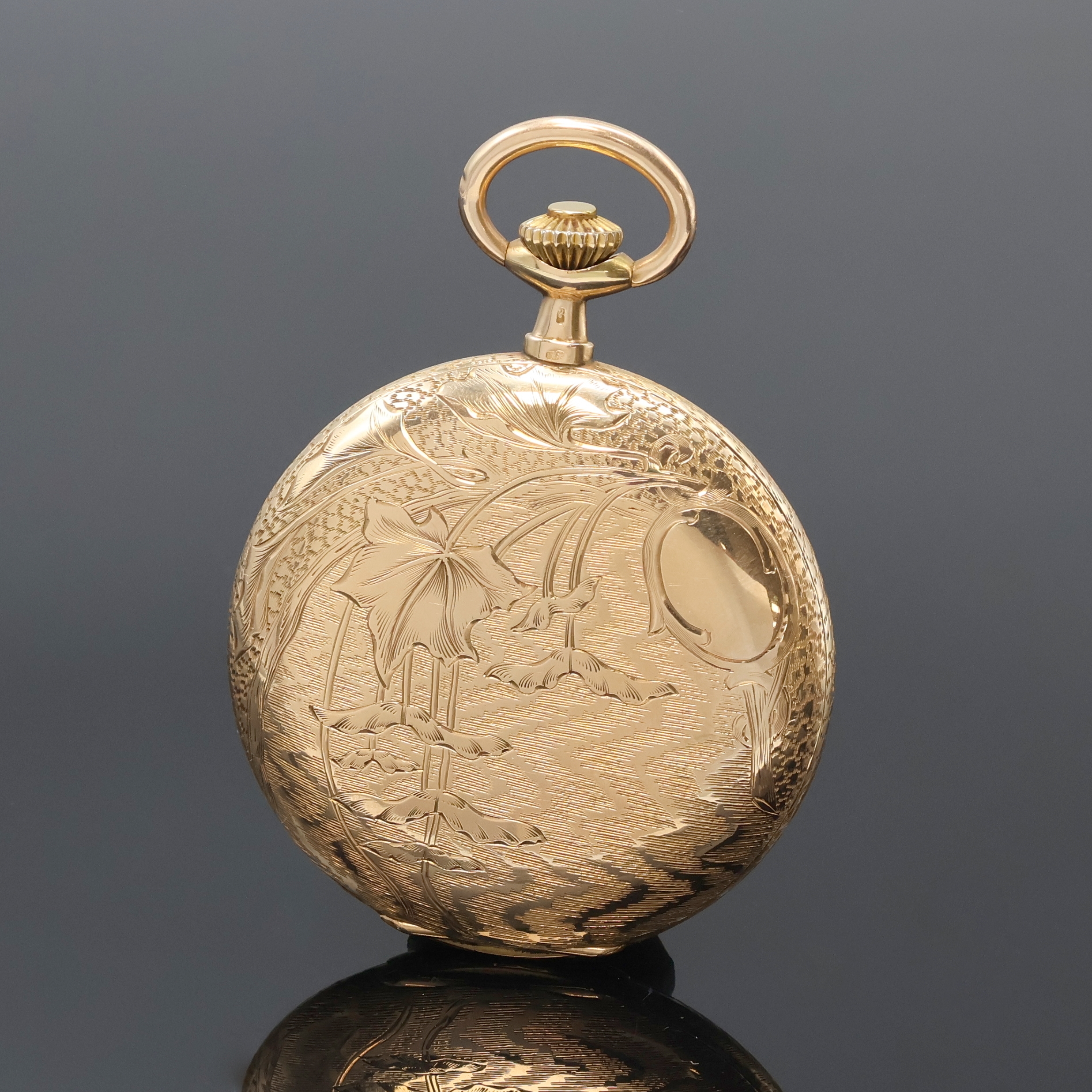 Detail b: MOVADO Savonette Herrentaschenuhr in RG 585/000, Schweiz um 1930, floral graviertes 3-Deckel Goldgeh., verg. Metallzifferbl. strahlen-guill., kl. ...