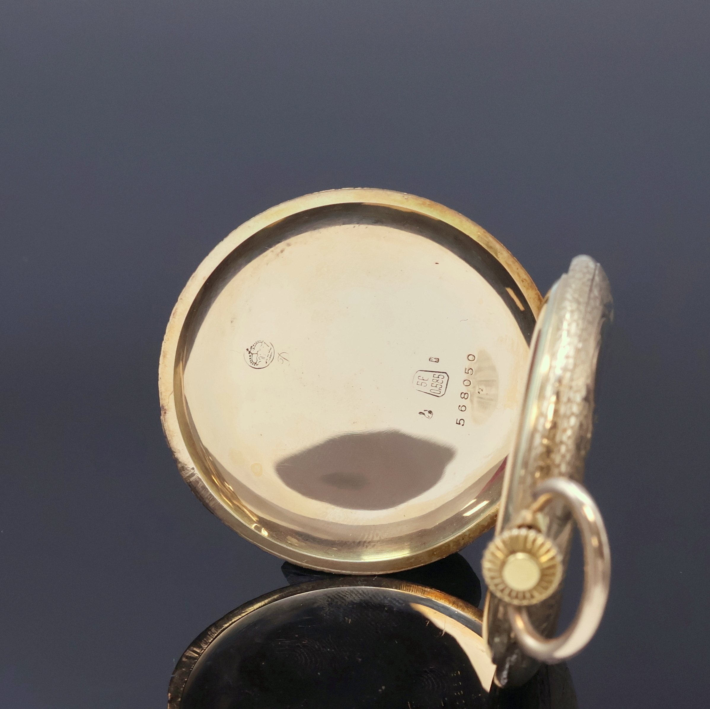Detail d: MOVADO Savonette Herrentaschenuhr in RG 585/000, Schweiz um 1930, floral graviertes 3-Deckel Goldgeh., verg. Metallzifferbl. strahlen-guill., kl. ...