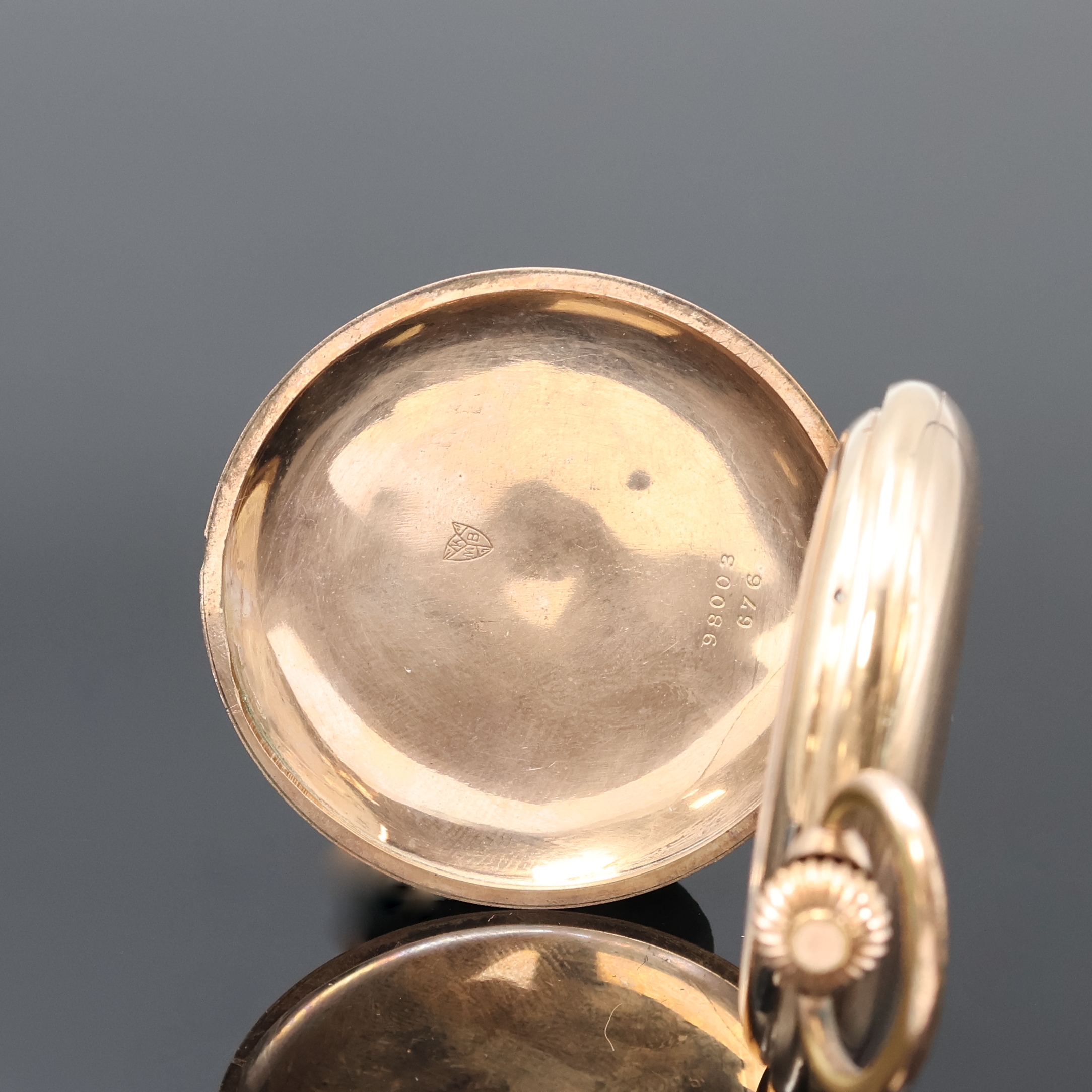 Detail a: Herrensavonette in RG 333/000, Schweiz um 1910, guill. 2-Deckel Goldgeh., Emailzifferbl. m. arab. Zahlen, kl. Sek. bei 6, gold. Louis-Zeiger, verg. ...