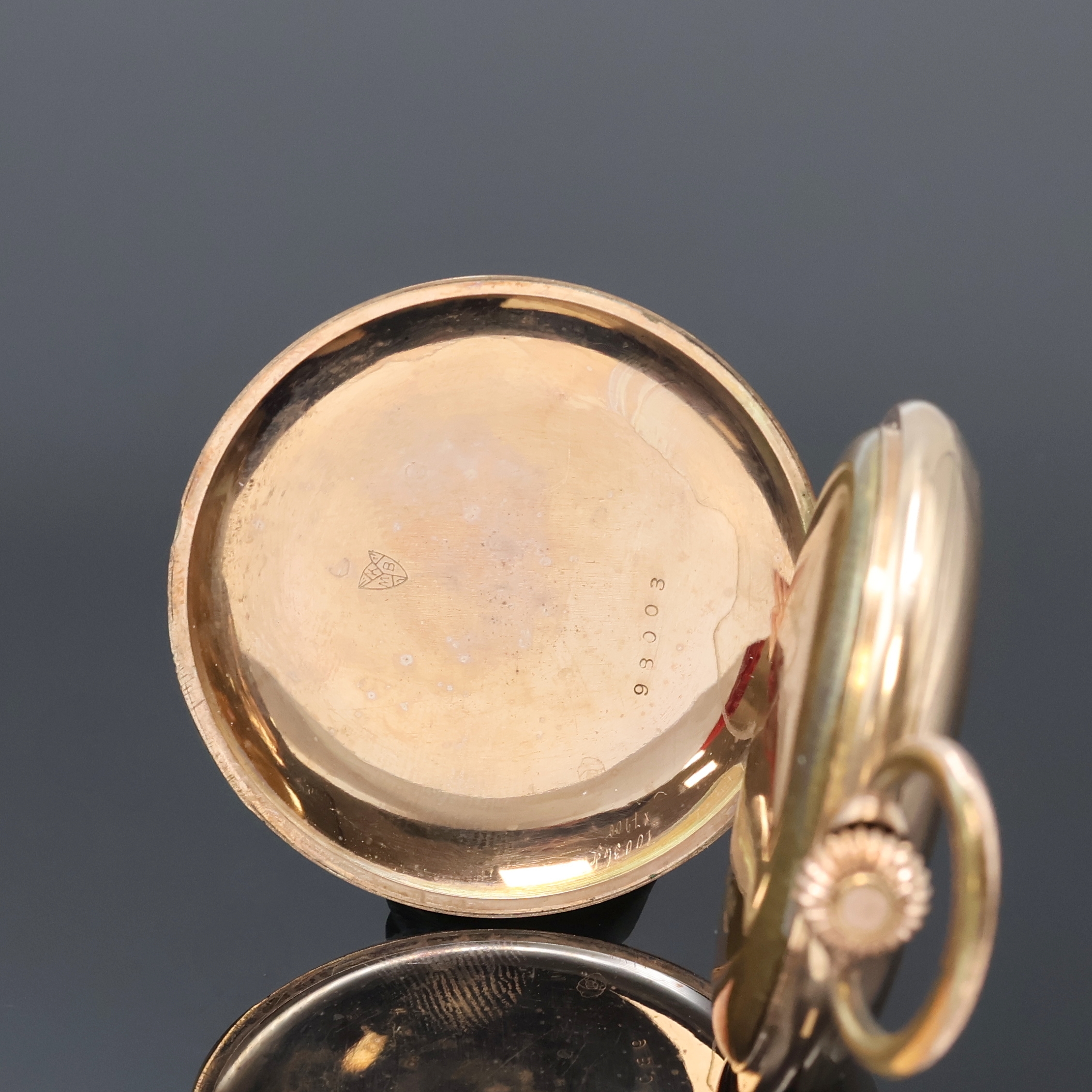 Detail d: Herrensavonette in RG 333/000, Schweiz um 1910, guill. 2-Deckel Goldgeh., Emailzifferbl. m. arab. Zahlen, kl. Sek. bei 6, gold. Louis-Zeiger, verg. ...