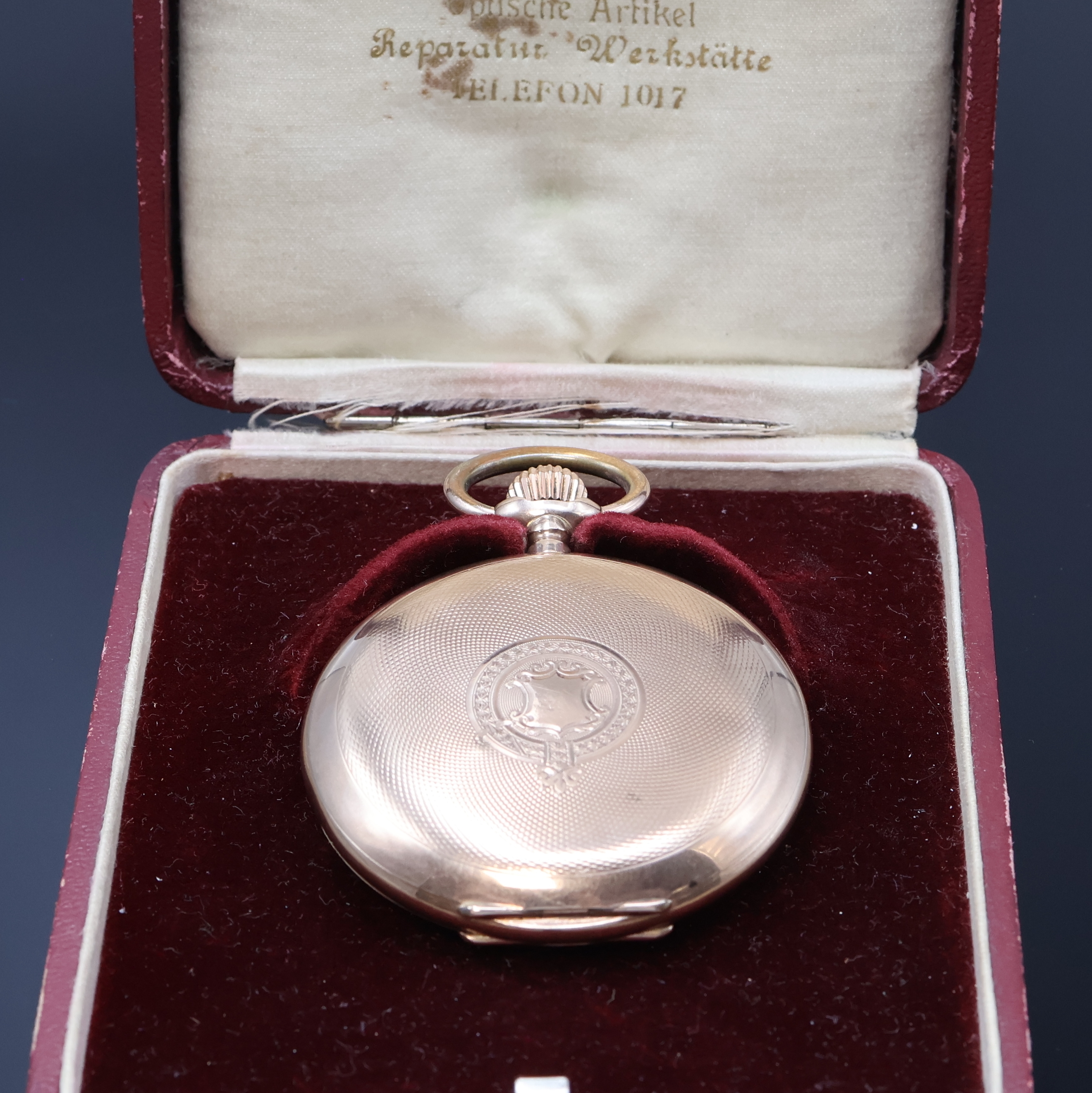 Detail h: Herrensavonette in RG 333/000, Schweiz um 1910, guill. 2-Deckel Goldgeh., Emailzifferbl. m. arab. Zahlen, kl. Sek. bei 6, gold. Louis-Zeiger, verg. ...