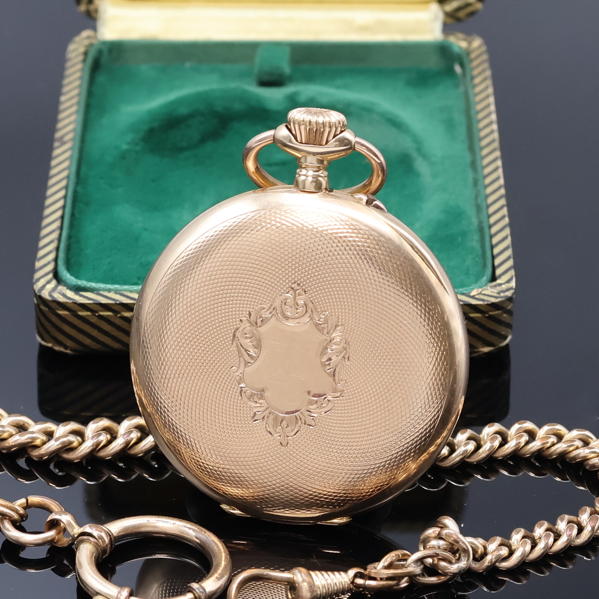 Detail a: Offene Herrentaschenuhr in RG 585/000, Schweiz um 1910, guill. Geh., Metallcuv., Emailzifferbl. m. arab. Zahlen, kl. Sek. bei 6, Zeiger teilw. ...