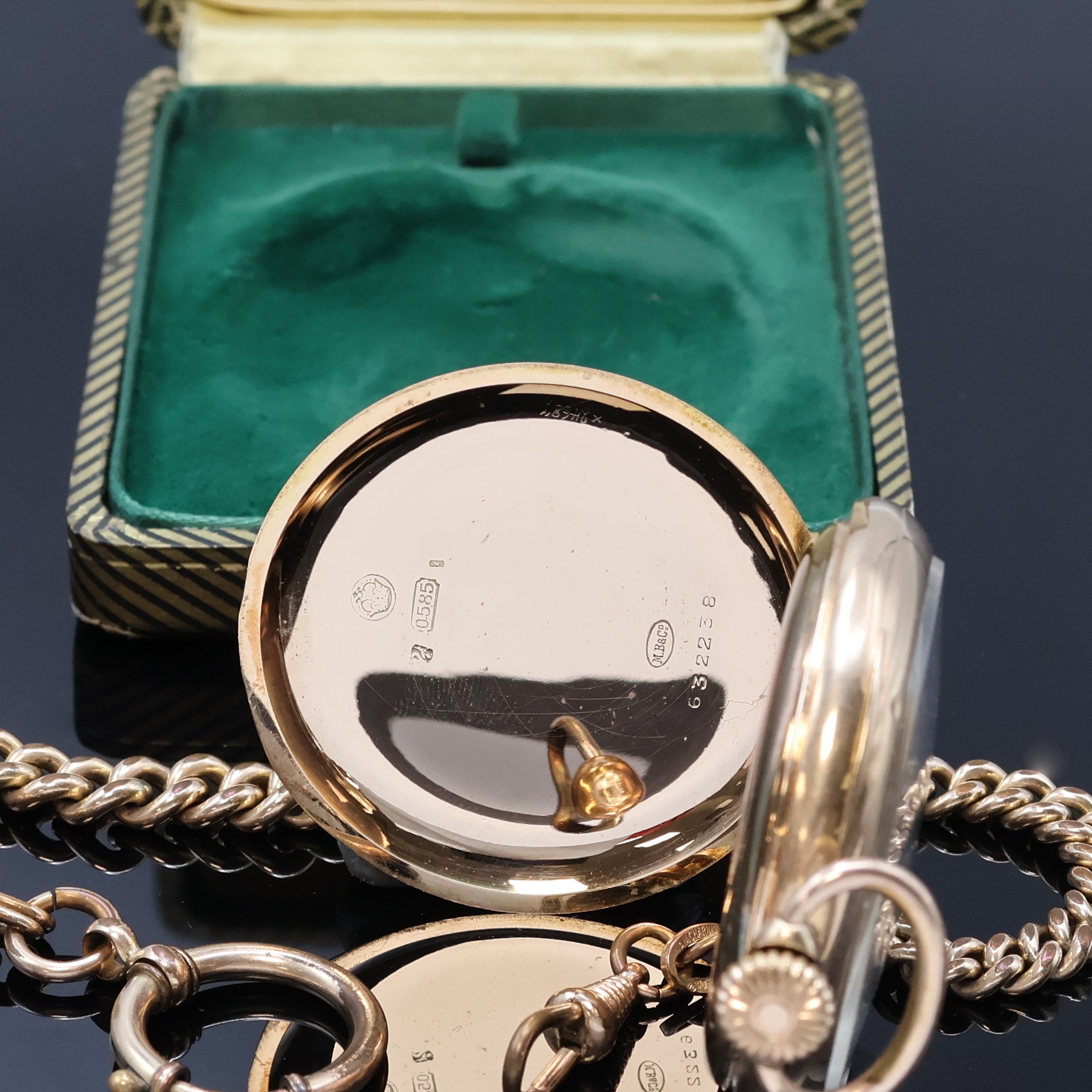 Detail b: Offene Herrentaschenuhr in RG 585/000, Schweiz um 1910, guill. Geh., Metallcuv., Emailzifferbl. m. arab. Zahlen, kl. Sek. bei 6, Zeiger teilw. ...