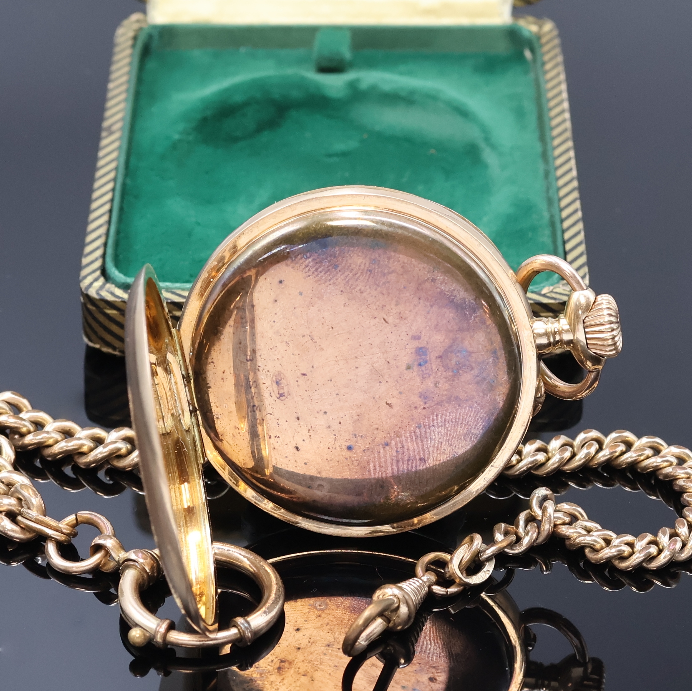 Detail c: Offene Herrentaschenuhr in RG 585/000, Schweiz um 1910, guill. Geh., Metallcuv., Emailzifferbl. m. arab. Zahlen, kl. Sek. bei 6, Zeiger teilw. ...