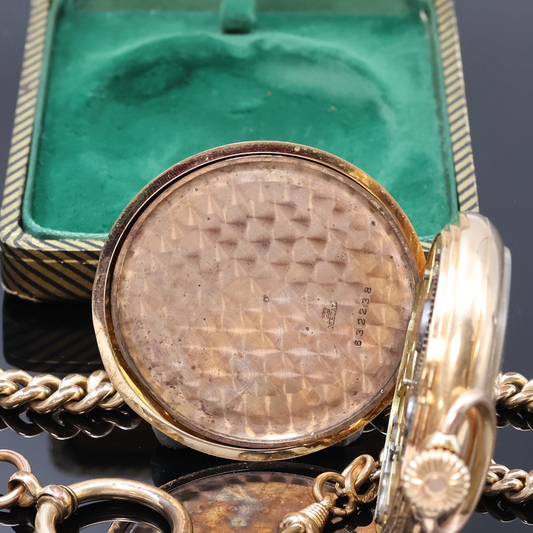 Detail d: Offene Herrentaschenuhr in RG 585/000, Schweiz um 1910, guill. Geh., Metallcuv., Emailzifferbl. m. arab. Zahlen, kl. Sek. bei 6, Zeiger teilw. ...