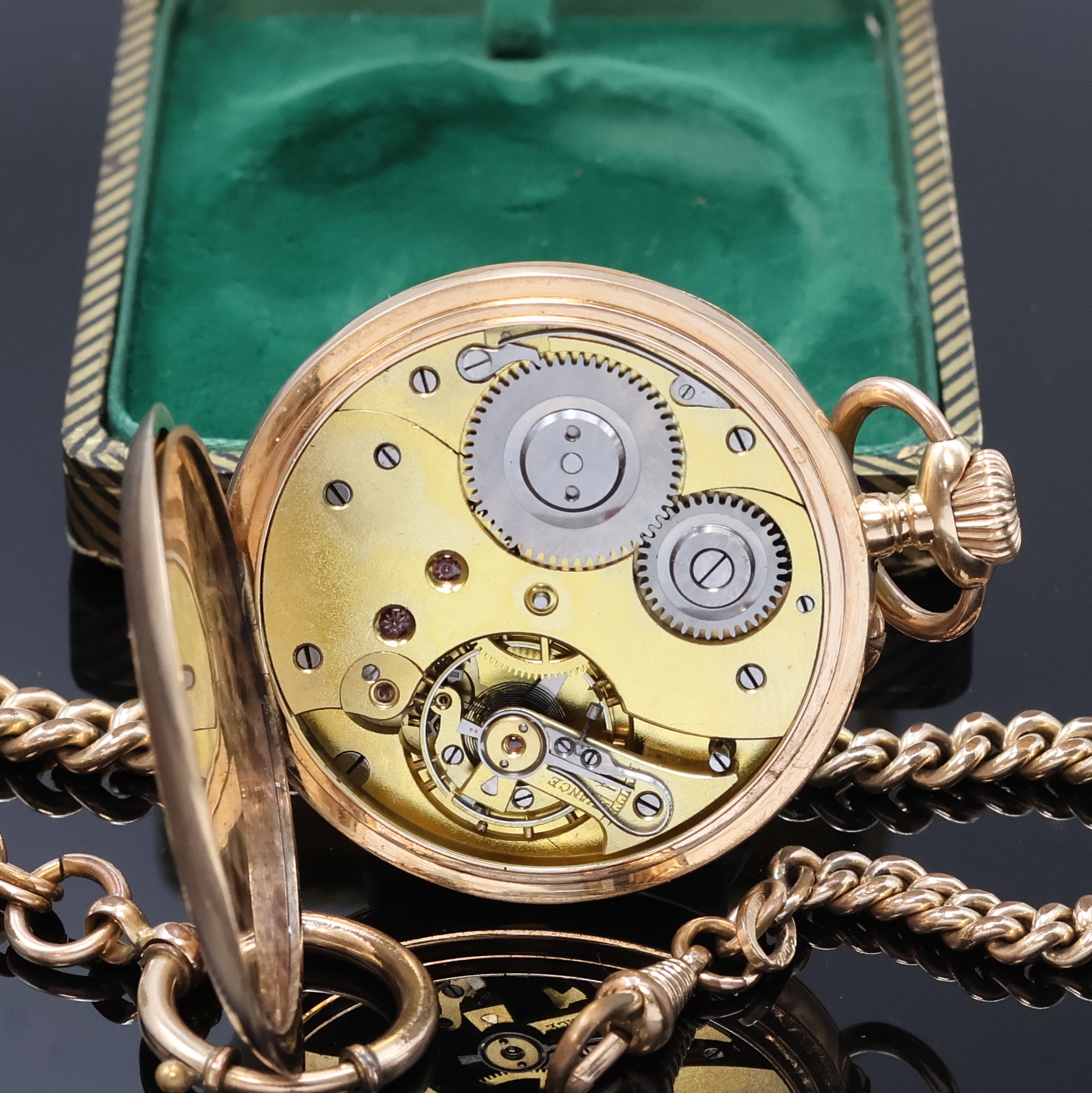 Detail e: Offene Herrentaschenuhr in RG 585/000, Schweiz um 1910, guill. Geh., Metallcuv., Emailzifferbl. m. arab. Zahlen, kl. Sek. bei 6, Zeiger teilw. ...