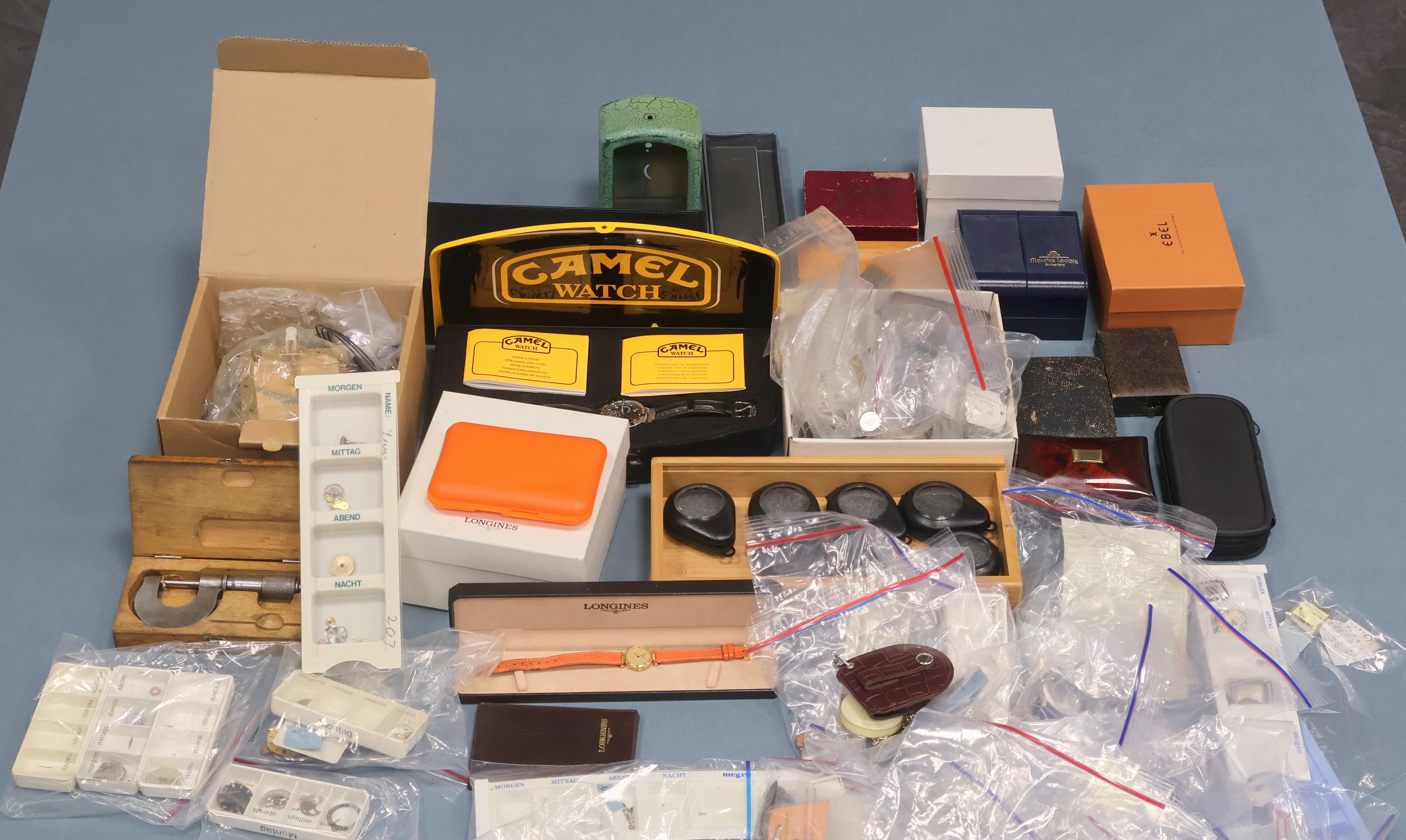 Detail a: Großes Konvolut für Reparaturzwecke, diverse Teile für Armband-, Taschenuhren etc. verschiedener Hersteller, Uhren-Boxen, Armbänder, ...