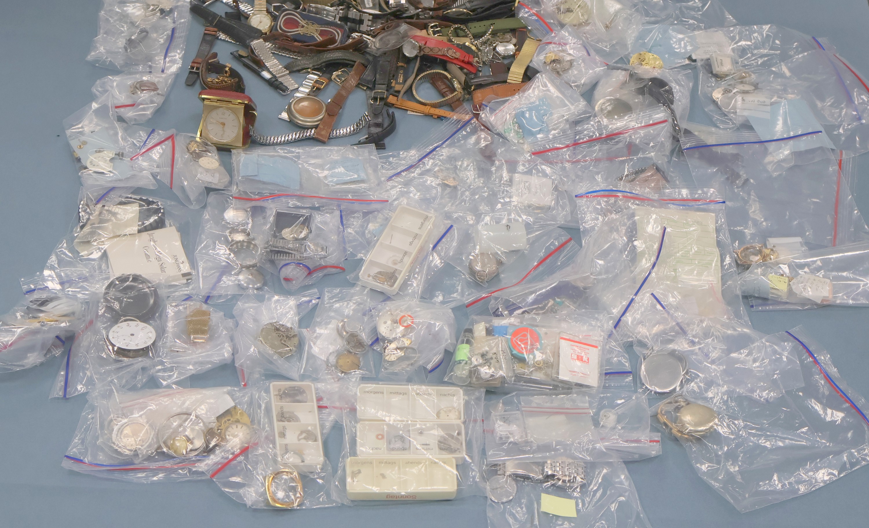 Detail c: Großes Konvolut für Reparaturzwecke, diverse Teile für Armband-, Taschenuhren etc. verschiedener Hersteller, Uhren-Boxen, Armbänder, ...