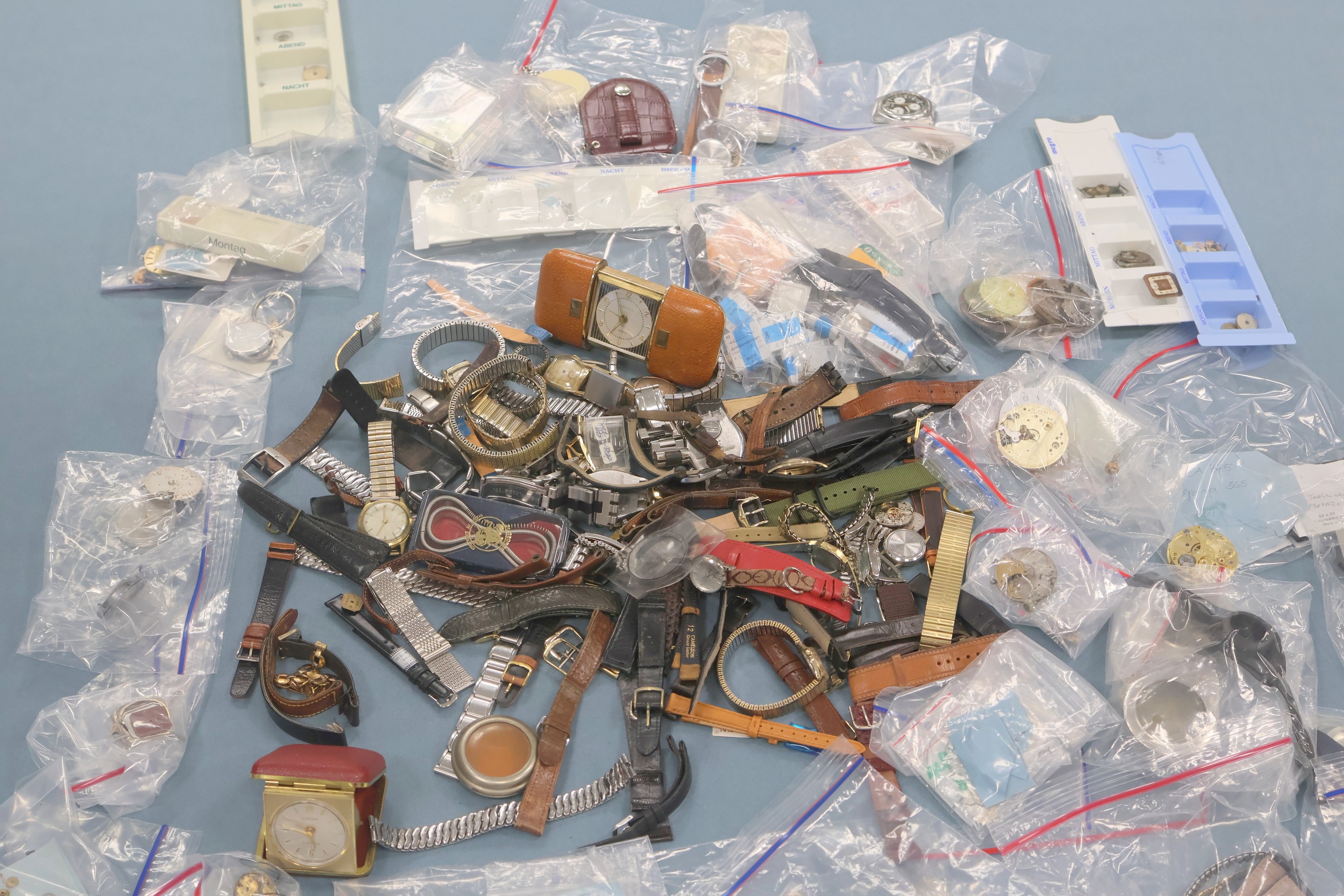 Detail d: Großes Konvolut für Reparaturzwecke, diverse Teile für Armband-, Taschenuhren etc. verschiedener Hersteller, Uhren-Boxen, Armbänder, ...