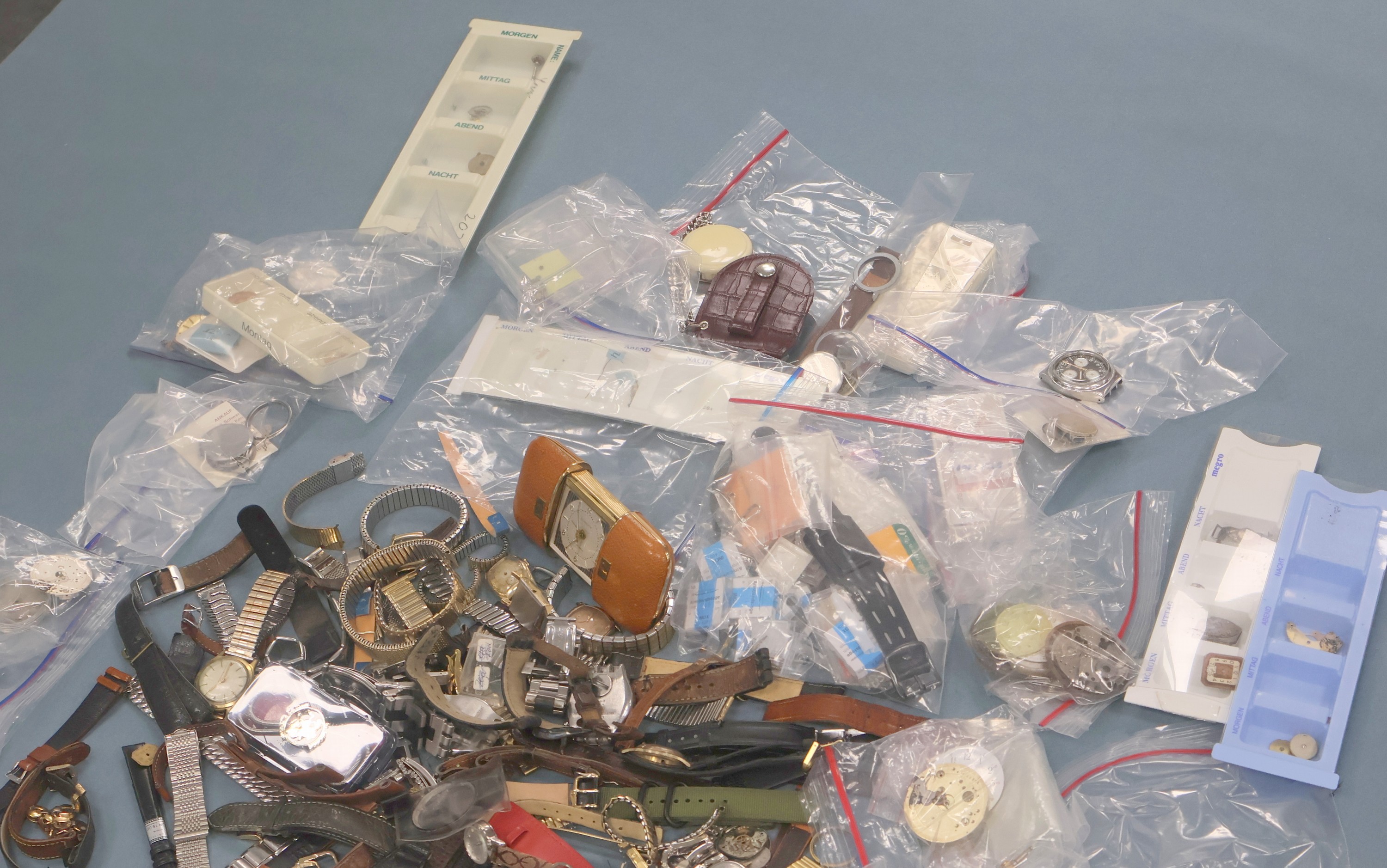 Detail e: Großes Konvolut für Reparaturzwecke, diverse Teile für Armband-, Taschenuhren etc. verschiedener Hersteller, Uhren-Boxen, Armbänder, ...