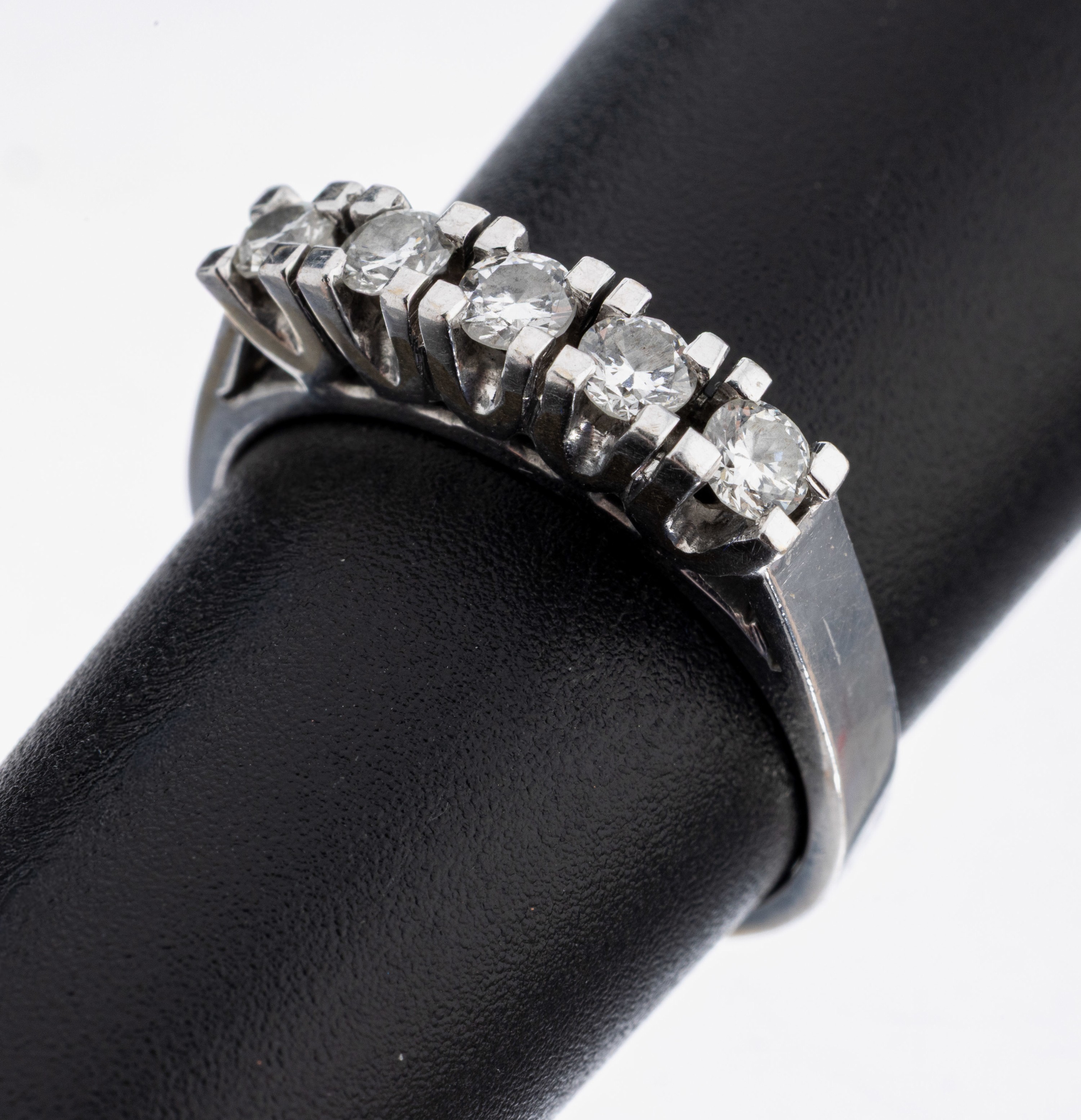 Image 27059180 - 14 kt Gold Brillant-Ring, WG 585/000, 5 Brillanten zus. ca. 0.35 ct Weiß/si, RW 51, ...