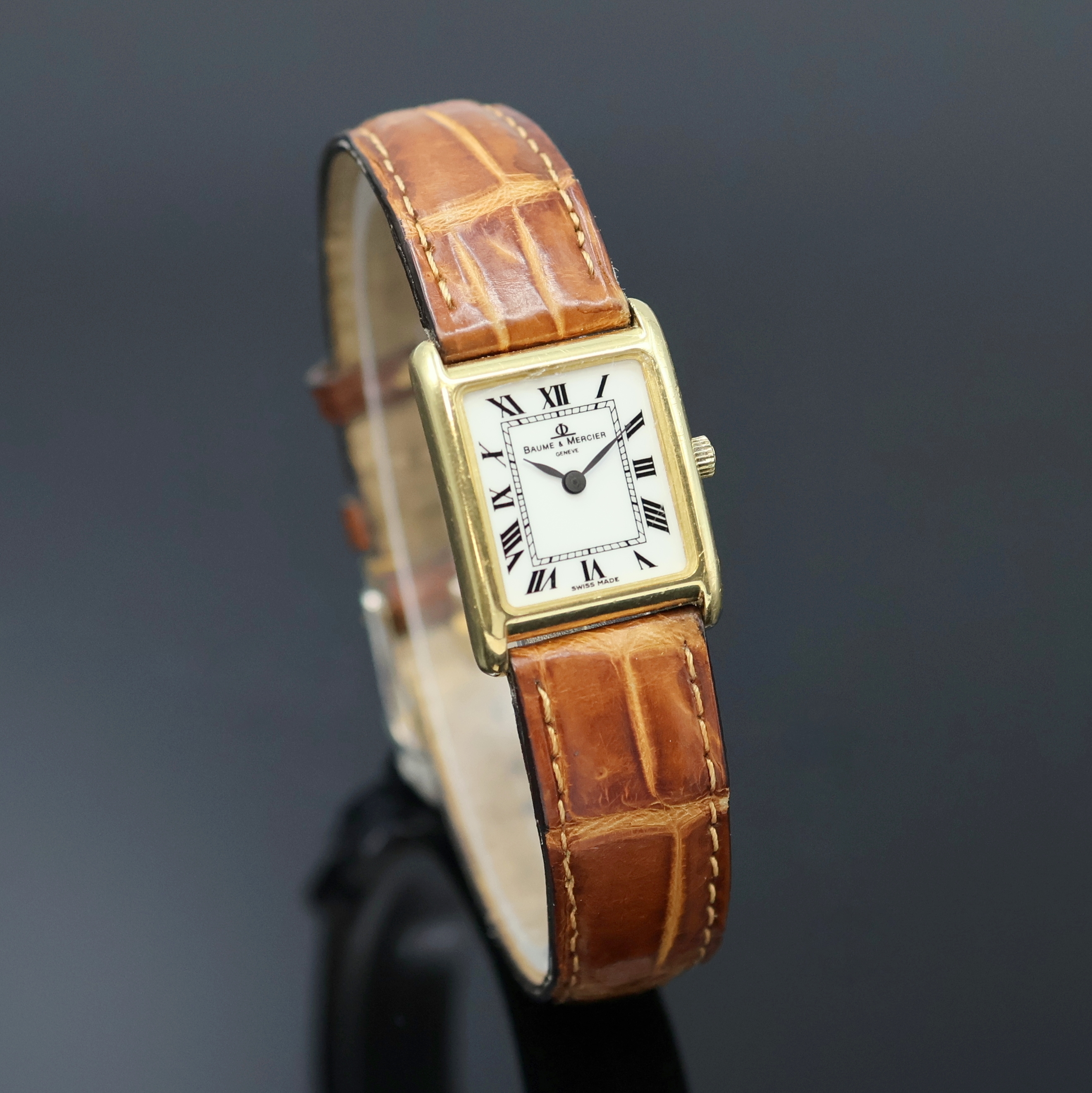 Detail a: BAUME & MERCIER Damenarmbanduhr in GG 750/000 Referenz 18542, Schweiz um 2000, quarz, 2- teil. Geh., Boden 4-fach verschr., weißes Zifferbl. m. ...