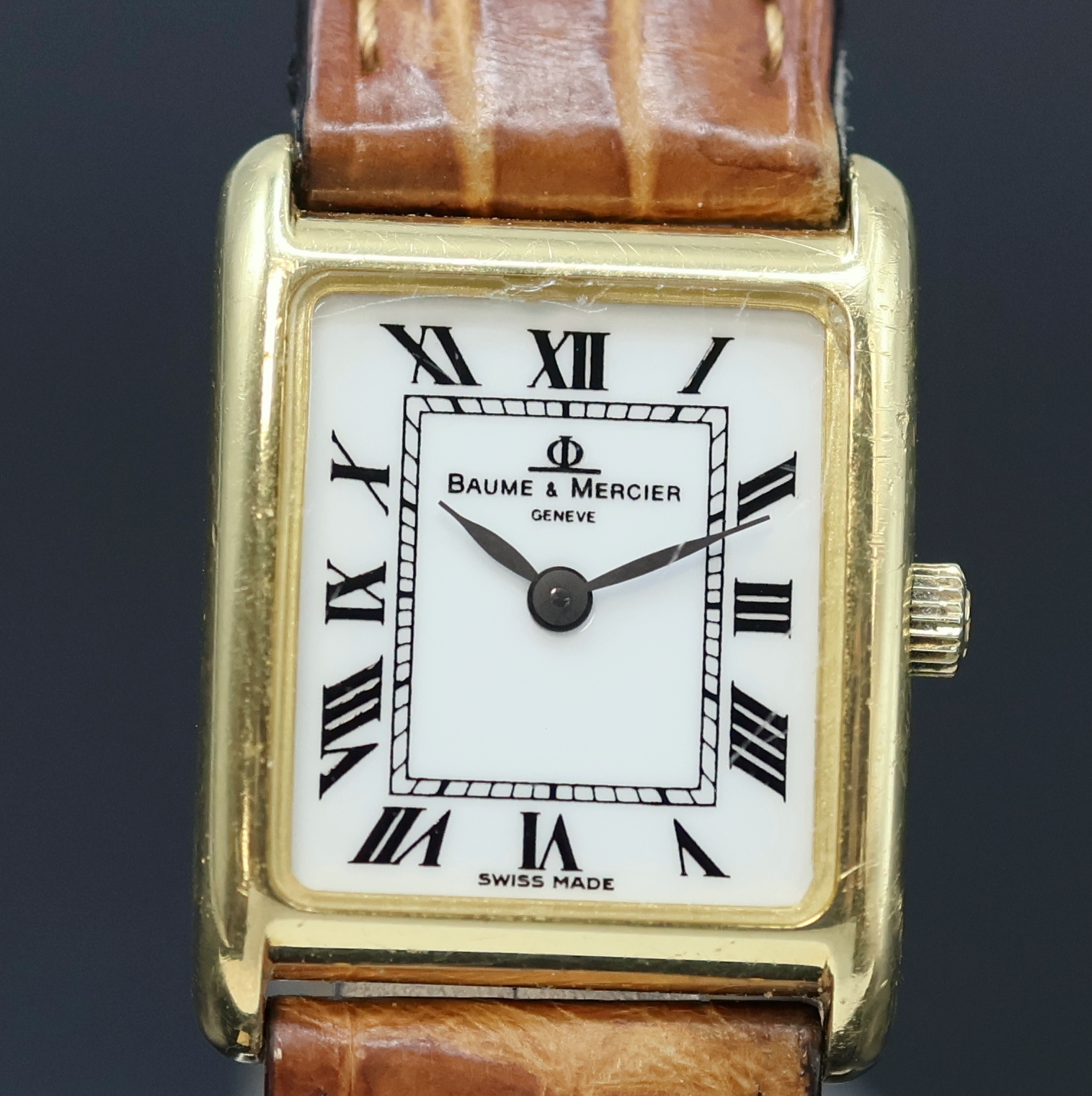 Detail b: BAUME & MERCIER Damenarmbanduhr in GG 750/000 Referenz 18542, Schweiz um 2000, quarz, 2- teil. Geh., Boden 4-fach verschr., weißes Zifferbl. m. ...
