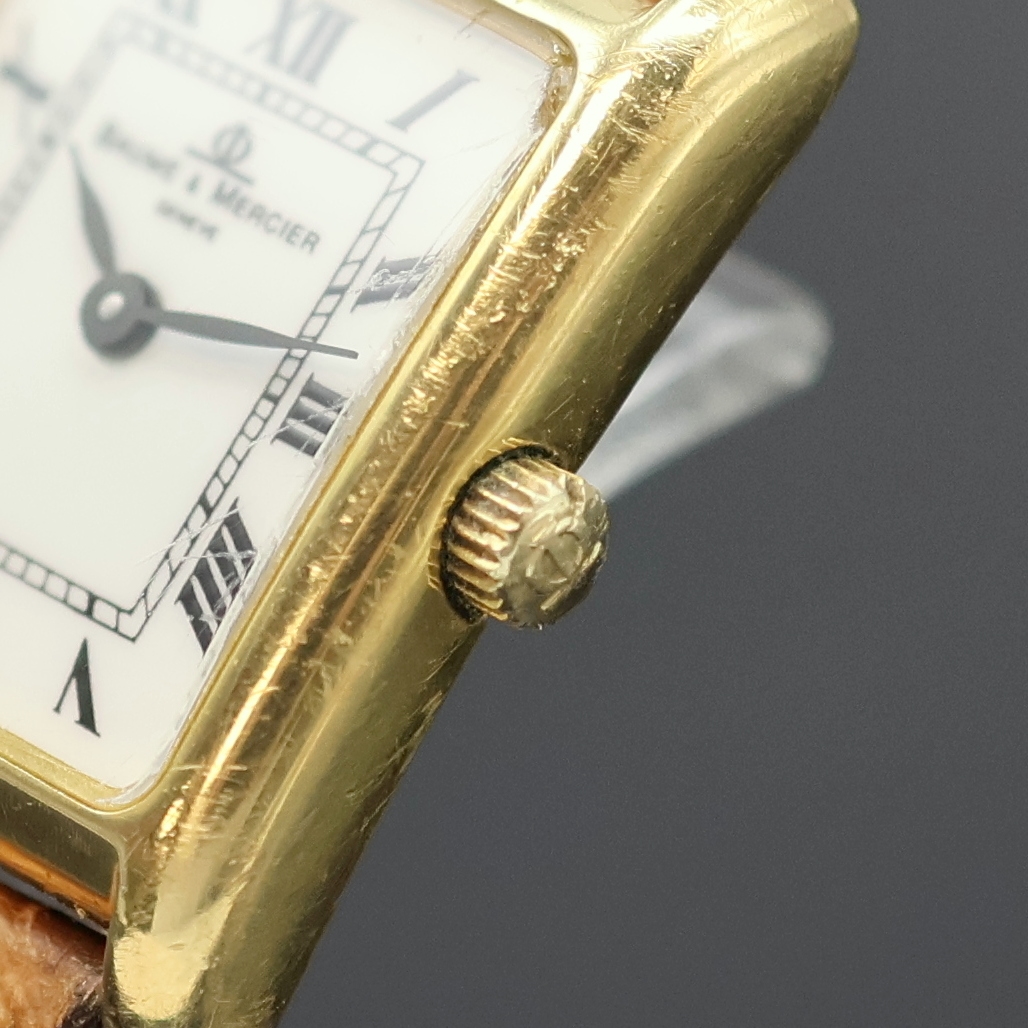Detail c: BAUME & MERCIER Damenarmbanduhr in GG 750/000 Referenz 18542, Schweiz um 2000, quarz, 2- teil. Geh., Boden 4-fach verschr., weißes Zifferbl. m. ...