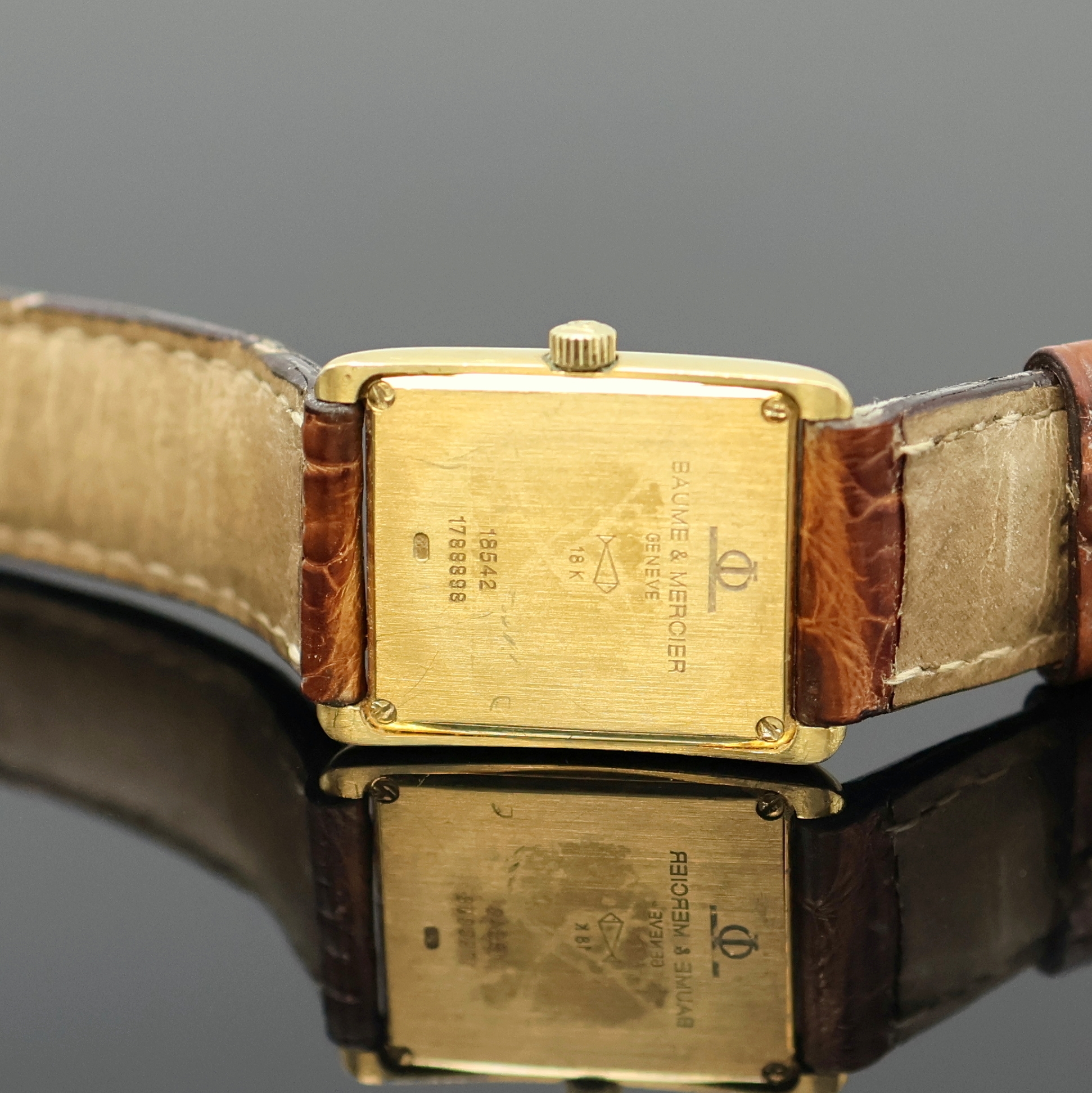 Detail e: BAUME & MERCIER Damenarmbanduhr in GG 750/000 Referenz 18542, Schweiz um 2000, quarz, 2- teil. Geh., Boden 4-fach verschr., weißes Zifferbl. m. ...