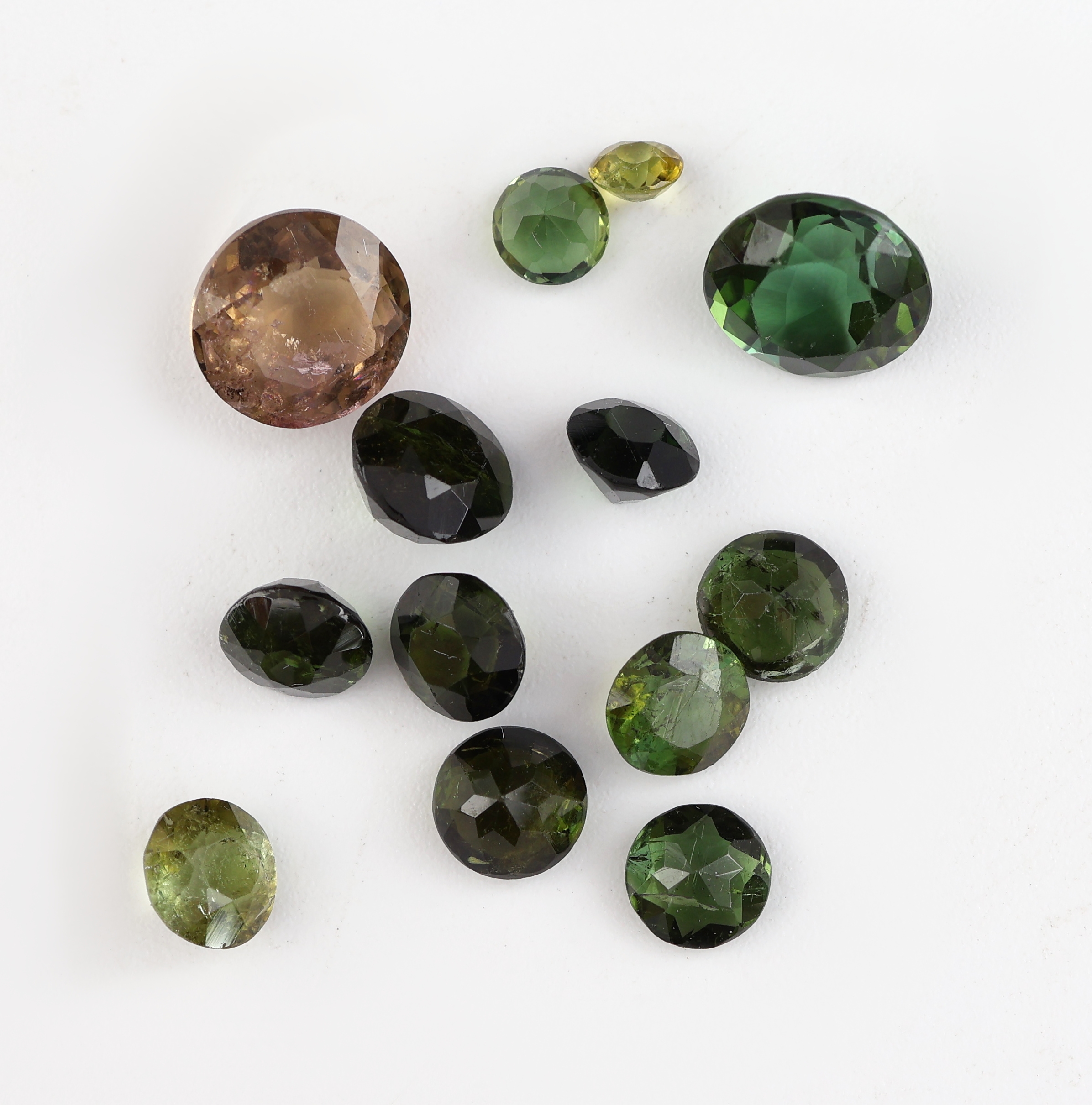 Image 27059186 - Lot 13 loose bevelled tourmalines , total approx. 6.27 ct, in different sizes and ...