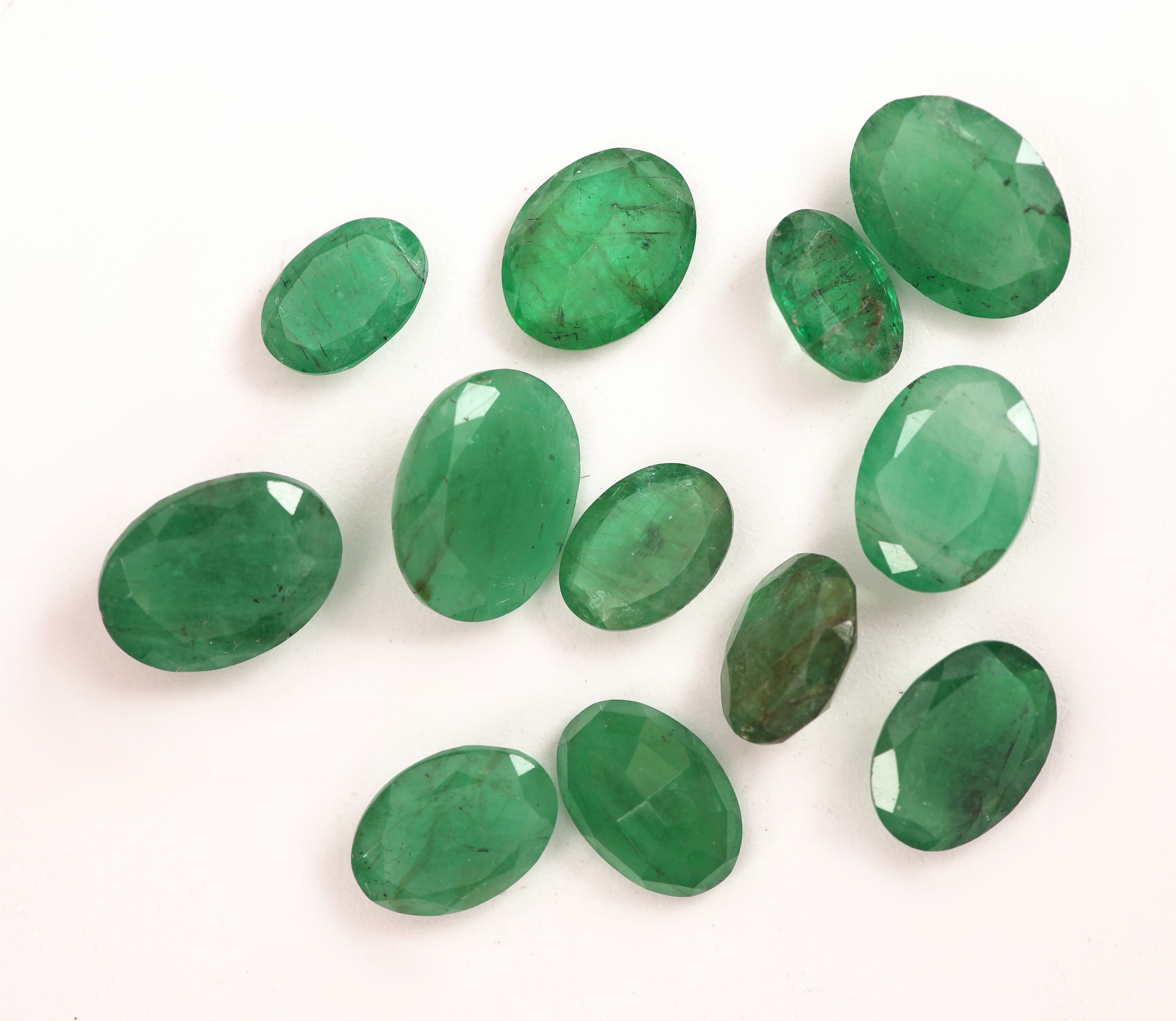 Image 27059187 - Lot 12 lose ovalfacett. Smaragde zus. ca. 14.50 ct, in versch. Größen und Farbnuancen ...