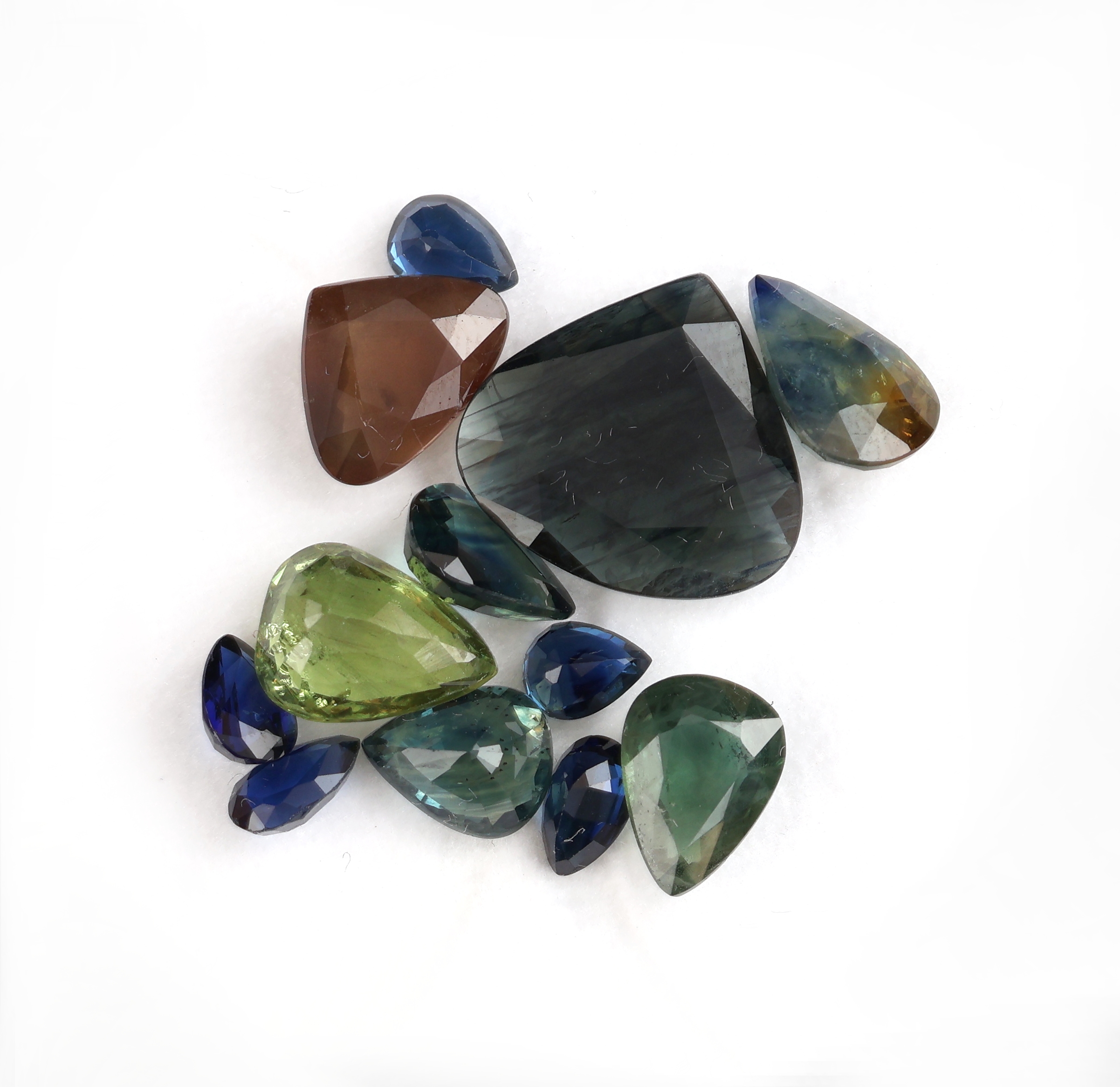 Detail a: Lot 12 lose facett. Saphire zus. ca. 14.8 ct, in versch. Farben, Größen und Formen
