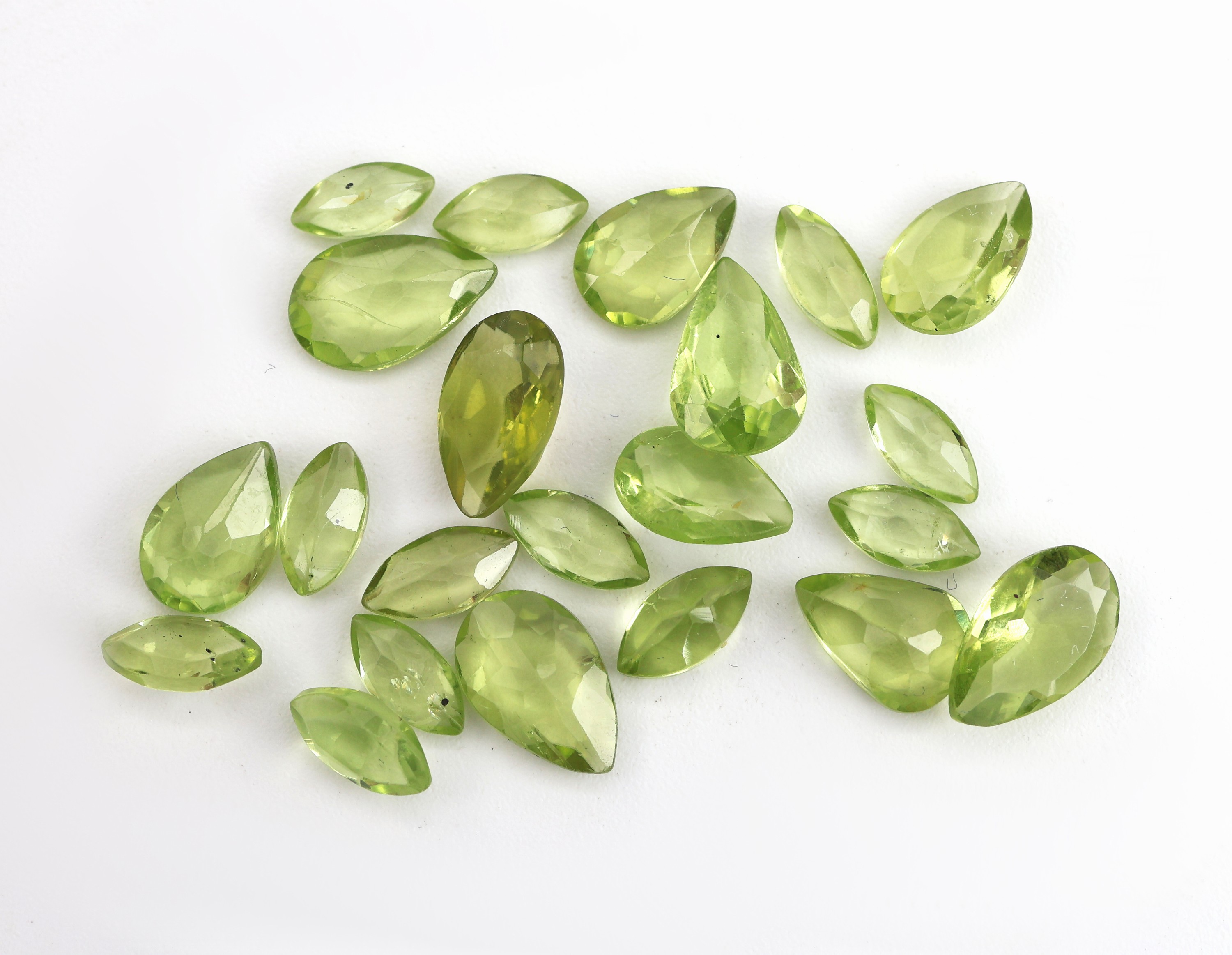 Image 27059195 - Lot 22 lose facett. Peridots zus. ca. 10.54 ct, in versch. Größen, Formen und ...