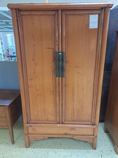 27059102a - Schrank, china, wohl 1.H.20.Jh., Holz massiv, zweitürig mit Riegelschloss, konische ...