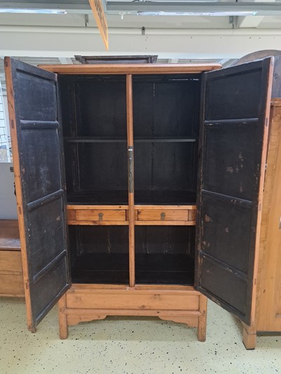 27059102b - Schrank, china, wohl 1.H.20.Jh., Holz massiv, zweitürig mit Riegelschloss, konische ...