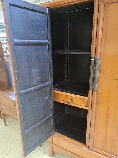 27059102c - Schrank, china, wohl 1.H.20.Jh., Holz massiv, zweitürig mit Riegelschloss, konische ...