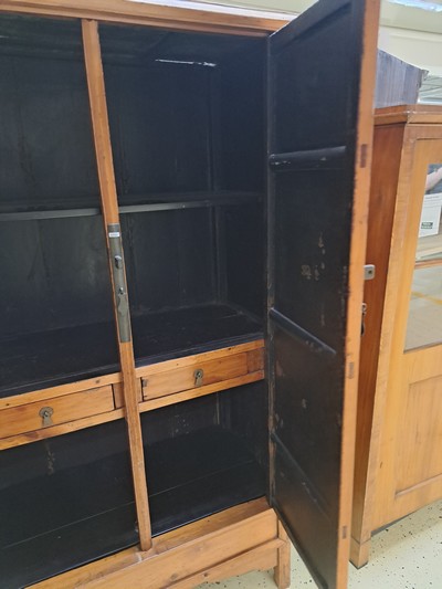 27059102d - Schrank, china, wohl 1.H.20.Jh., Holz massiv, zweitürig mit Riegelschloss, konische ...