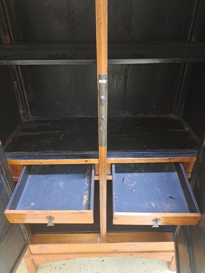 27059102e - Schrank, china, wohl 1.H.20.Jh., Holz massiv, zweitürig mit Riegelschloss, konische ...