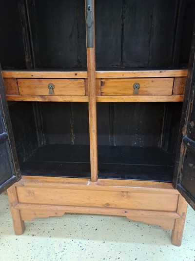 27059102f - Schrank, china, wohl 1.H.20.Jh., Holz massiv, zweitürig mit Riegelschloss, konische ...