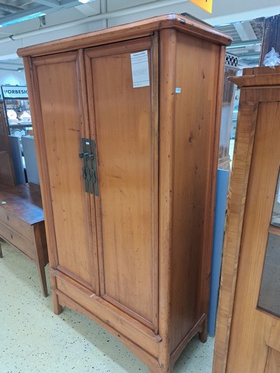 27059102h - Schrank, china, wohl 1.H.20.Jh., Holz massiv, zweitürig mit Riegelschloss, konische ...